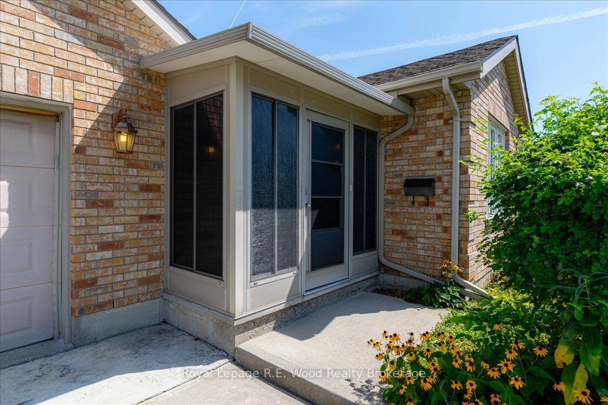 Photo 3 of 2 Oriole Crescent, Woodstock, Woodstock - North — HOMEH
