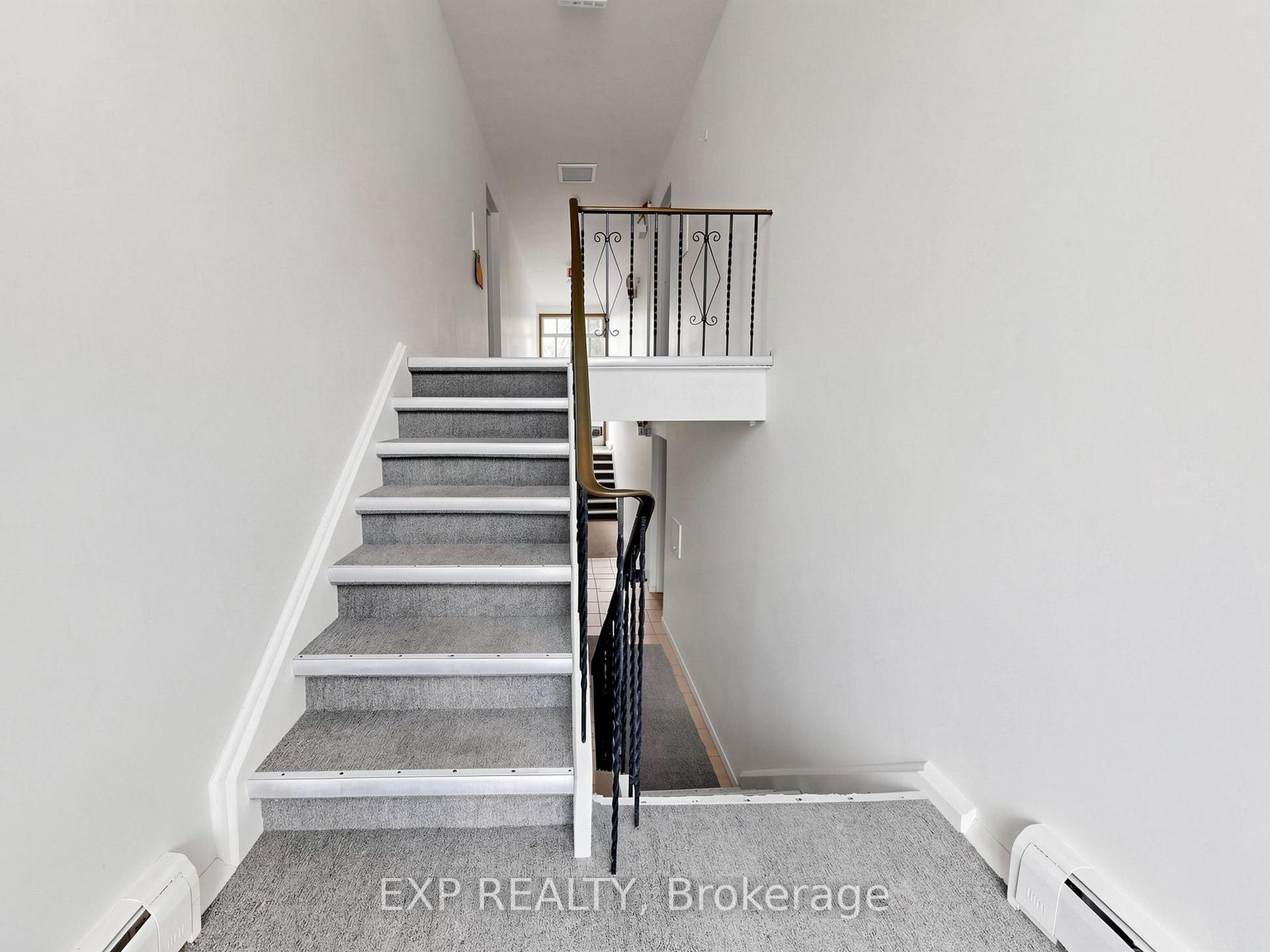 Photo 3 of 89 Donald Street, Barrie, Queen's Park — HOMEH