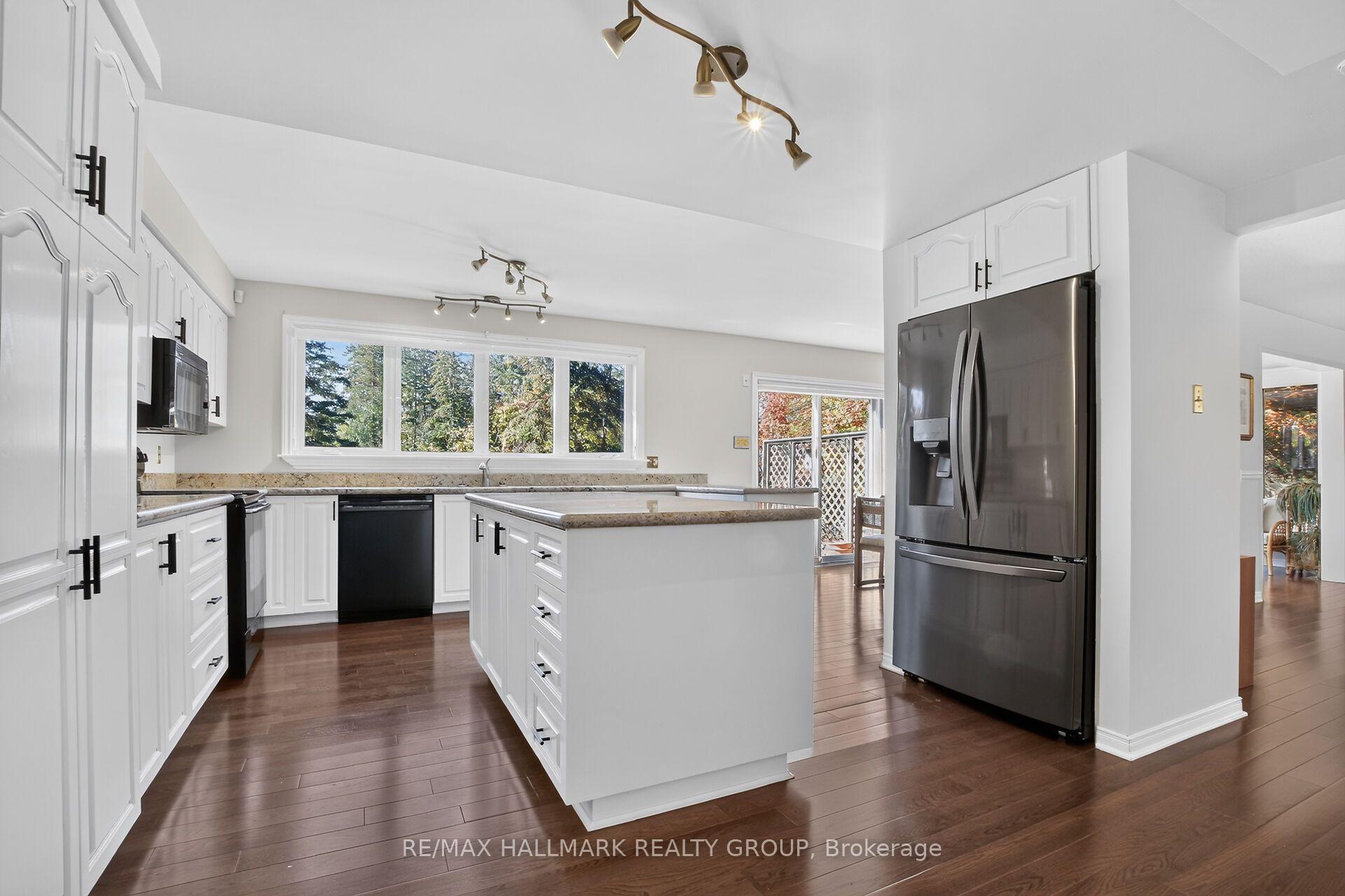 Photo 12 of 20 Halldorson Crescent, Ottawa, Kanata - Kanata Lakes/Heritage Hills — HOMEH
