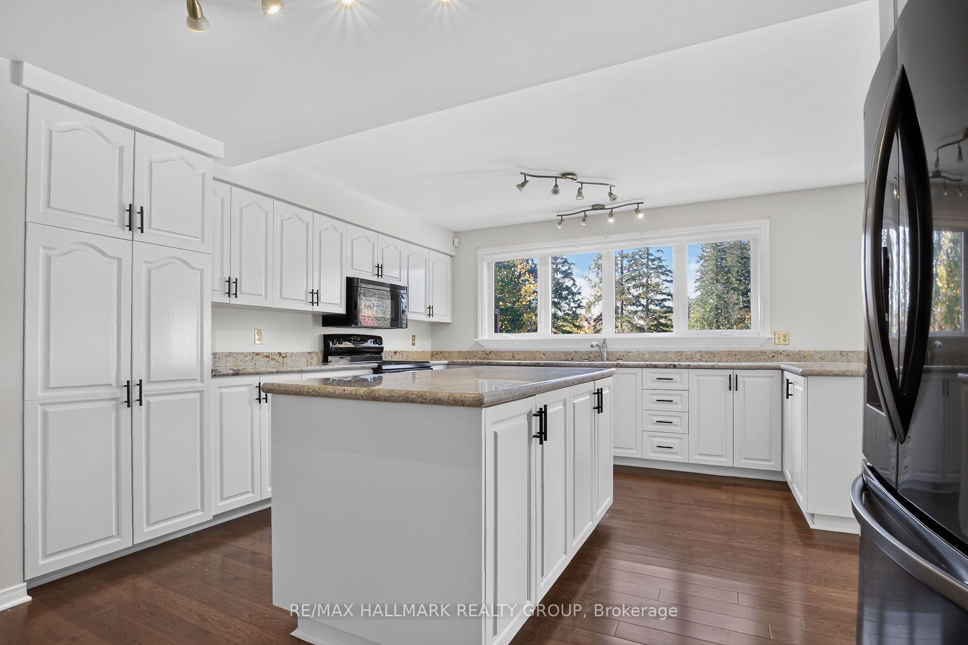 Photo 13 of 20 Halldorson Crescent, Ottawa, Kanata - Kanata Lakes/Heritage Hills — HOMEH