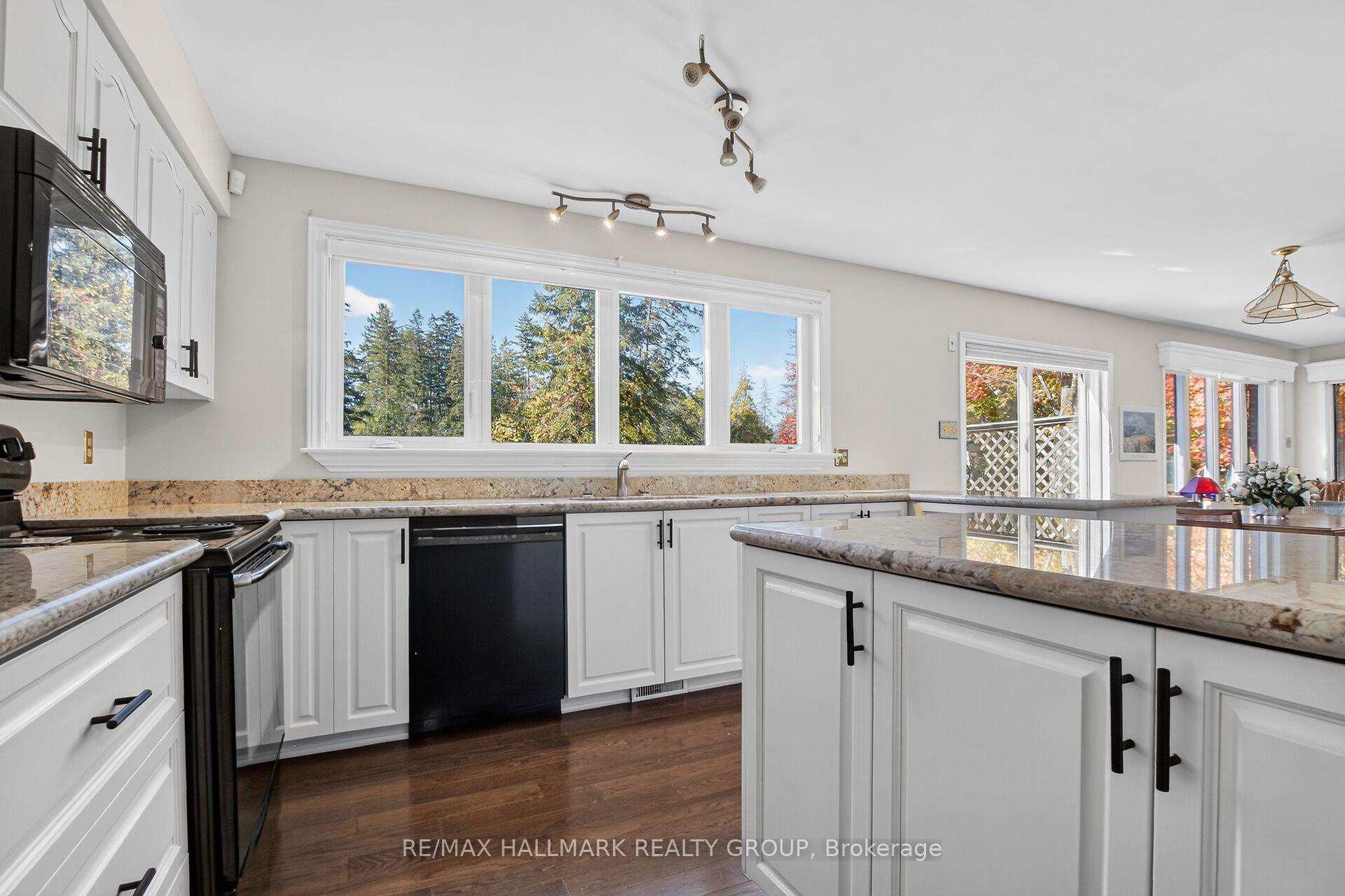 Photo 14 of 20 Halldorson Crescent, Ottawa, Kanata - Kanata Lakes/Heritage Hills — HOMEH