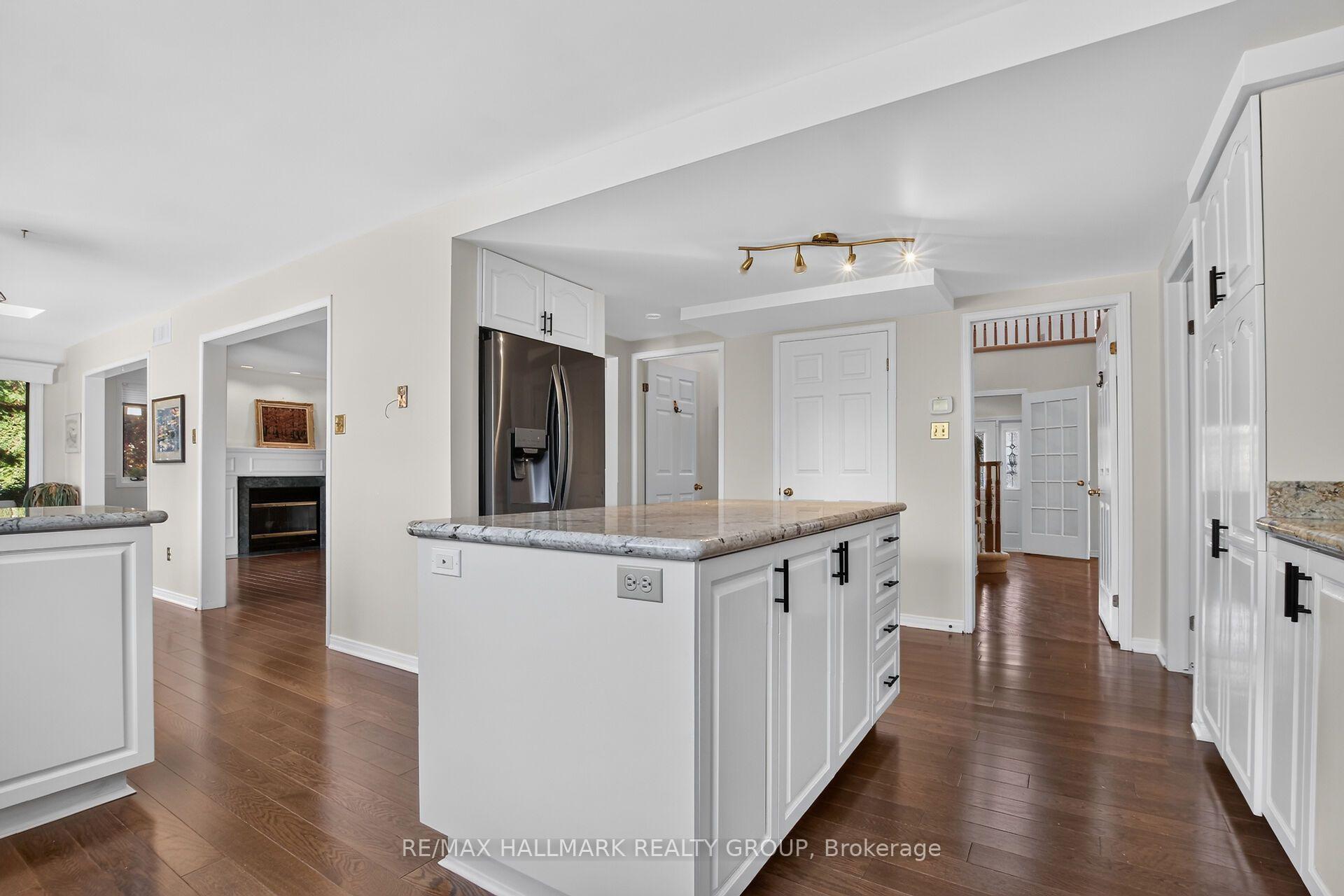 Photo 15 of 20 Halldorson Crescent, Ottawa, Kanata - Kanata Lakes/Heritage Hills — HOMEH