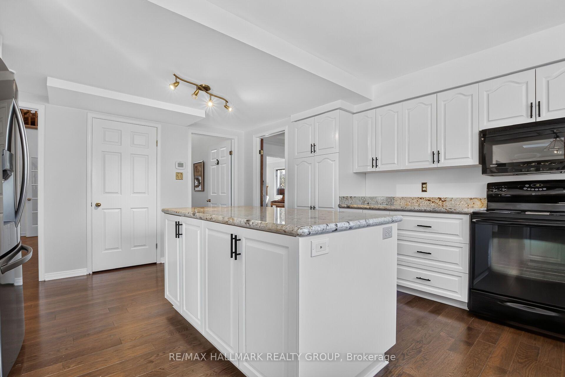 Photo 16 of 20 Halldorson Crescent, Ottawa, Kanata - Kanata Lakes/Heritage Hills — HOMEH