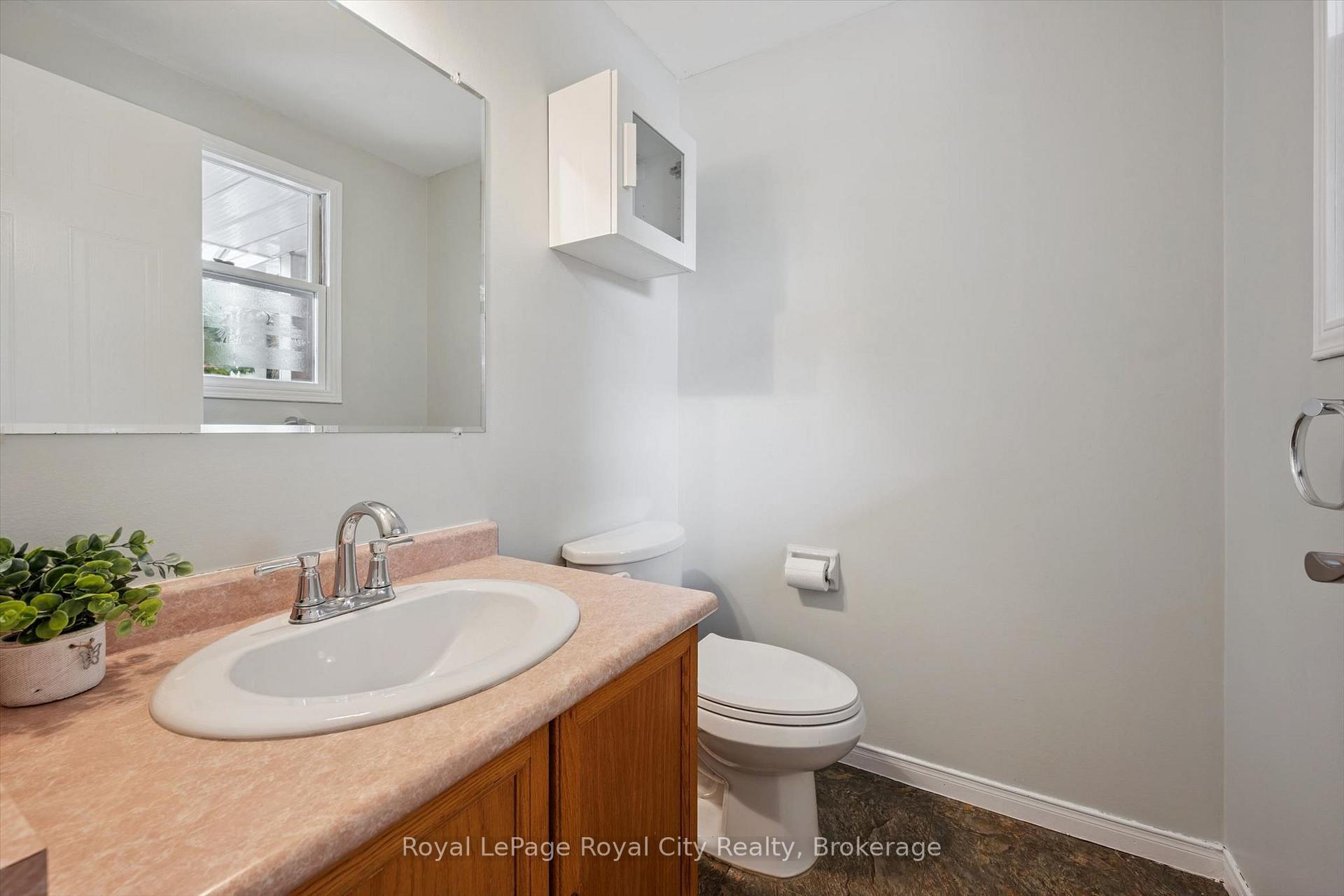 Photo 10 of 41 Grandridge Crescent, Guelph, Willow West/Sugarbush/West Acres — HOMEH