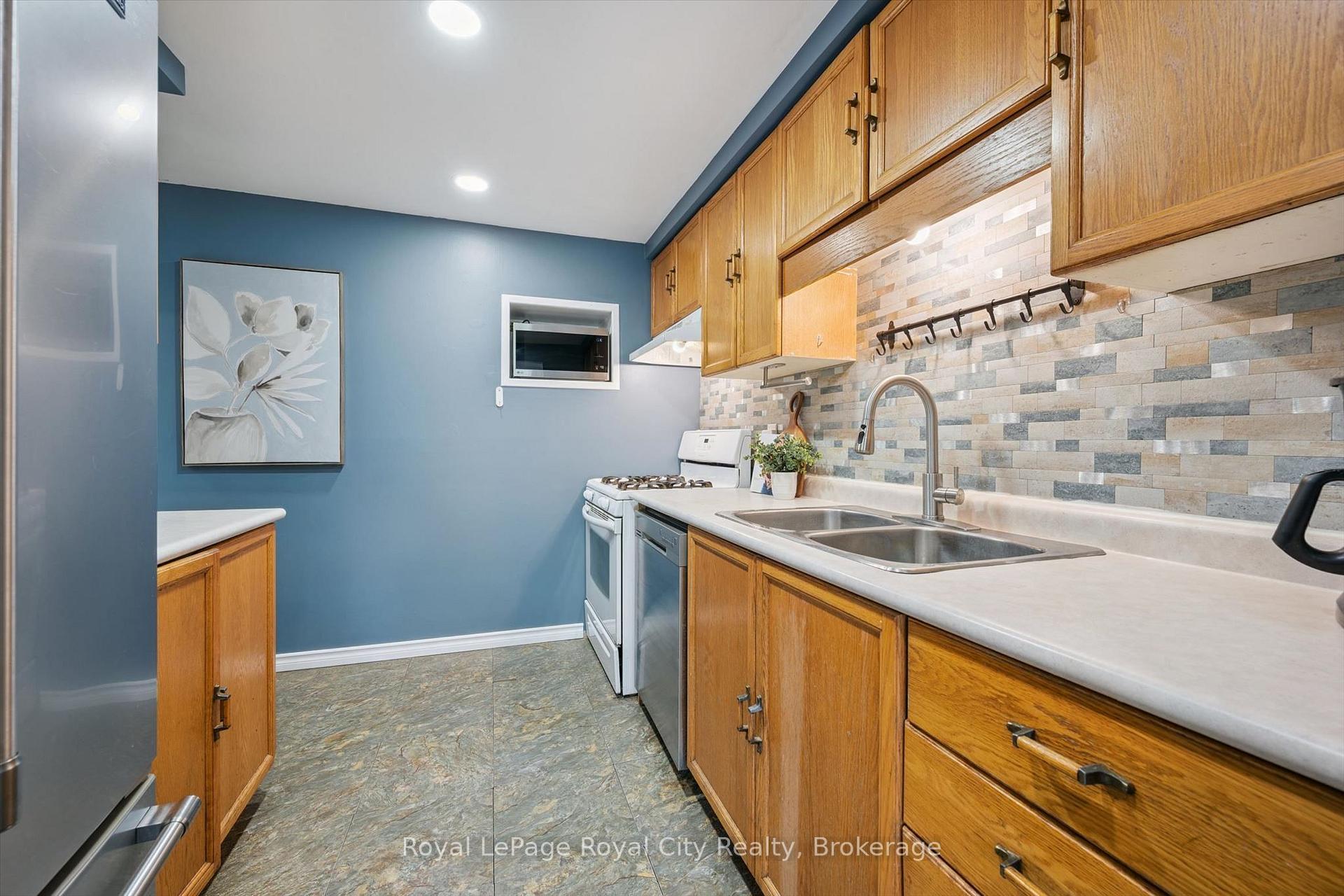 Photo 17 of 41 Grandridge Crescent, Guelph, Willow West/Sugarbush/West Acres — HOMEH