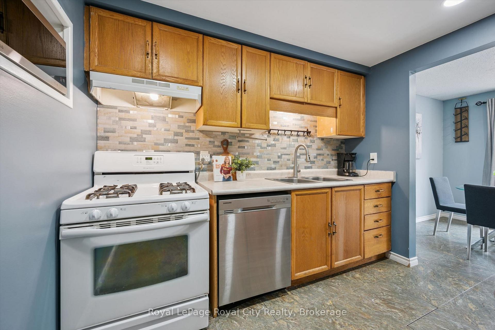 Photo 19 of 41 Grandridge Crescent, Guelph, Willow West/Sugarbush/West Acres — HOMEH