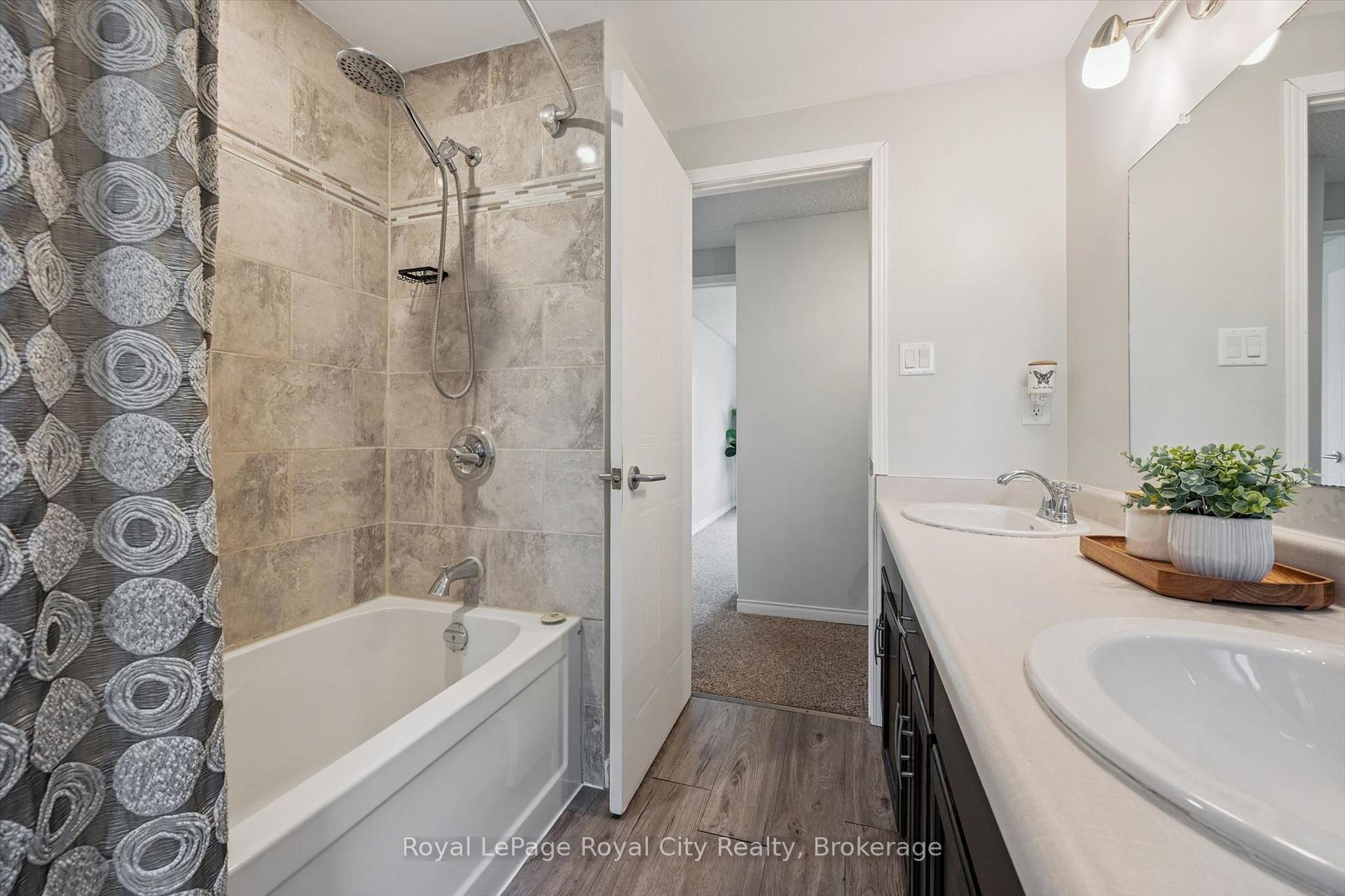 Photo 25 of 41 Grandridge Crescent, Guelph, Willow West/Sugarbush/West Acres — HOMEH