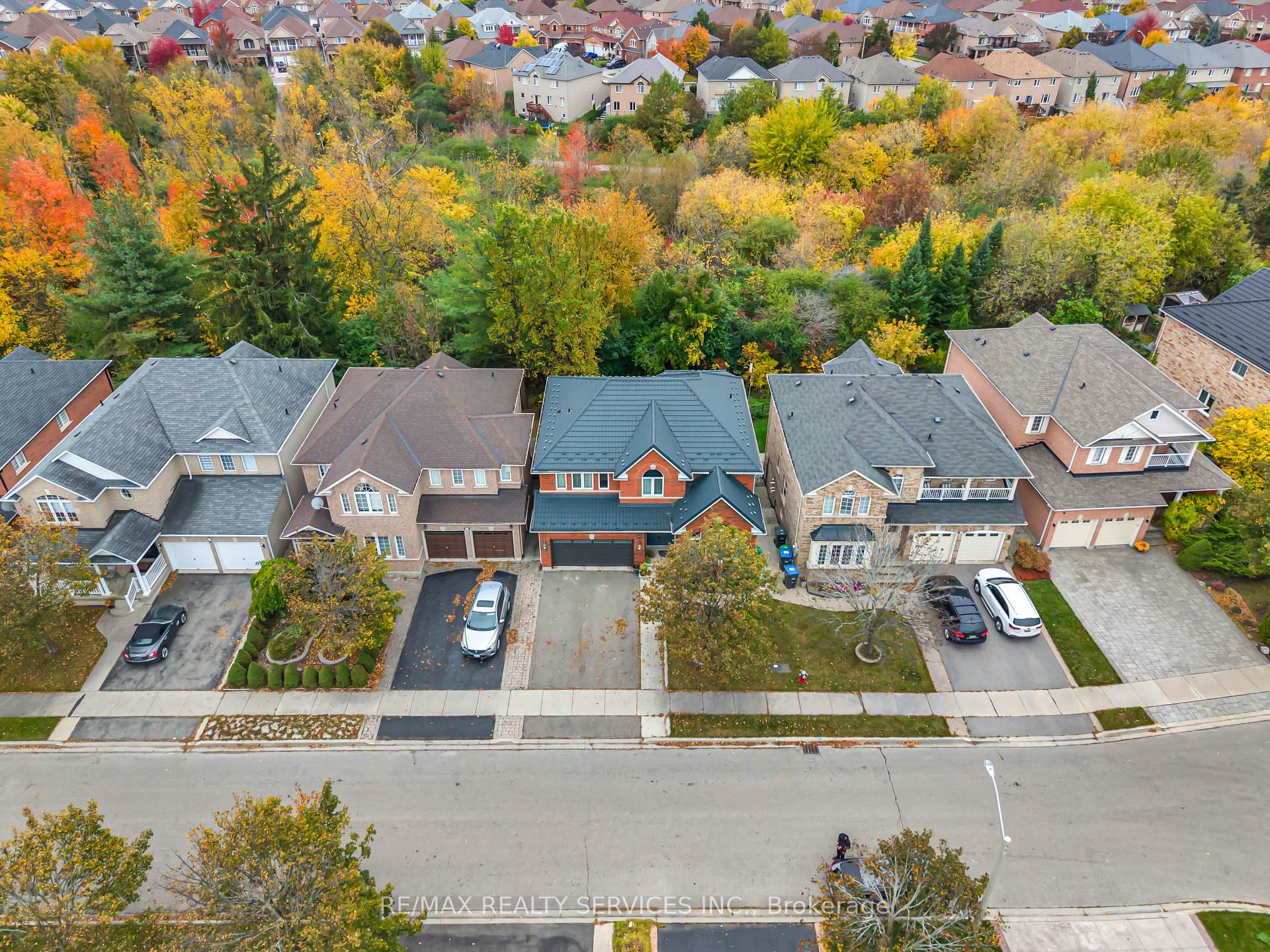 Photo 3 of 82 Dunvegan Crescent, Brampton, Fletcher's Meadow — HOMEH