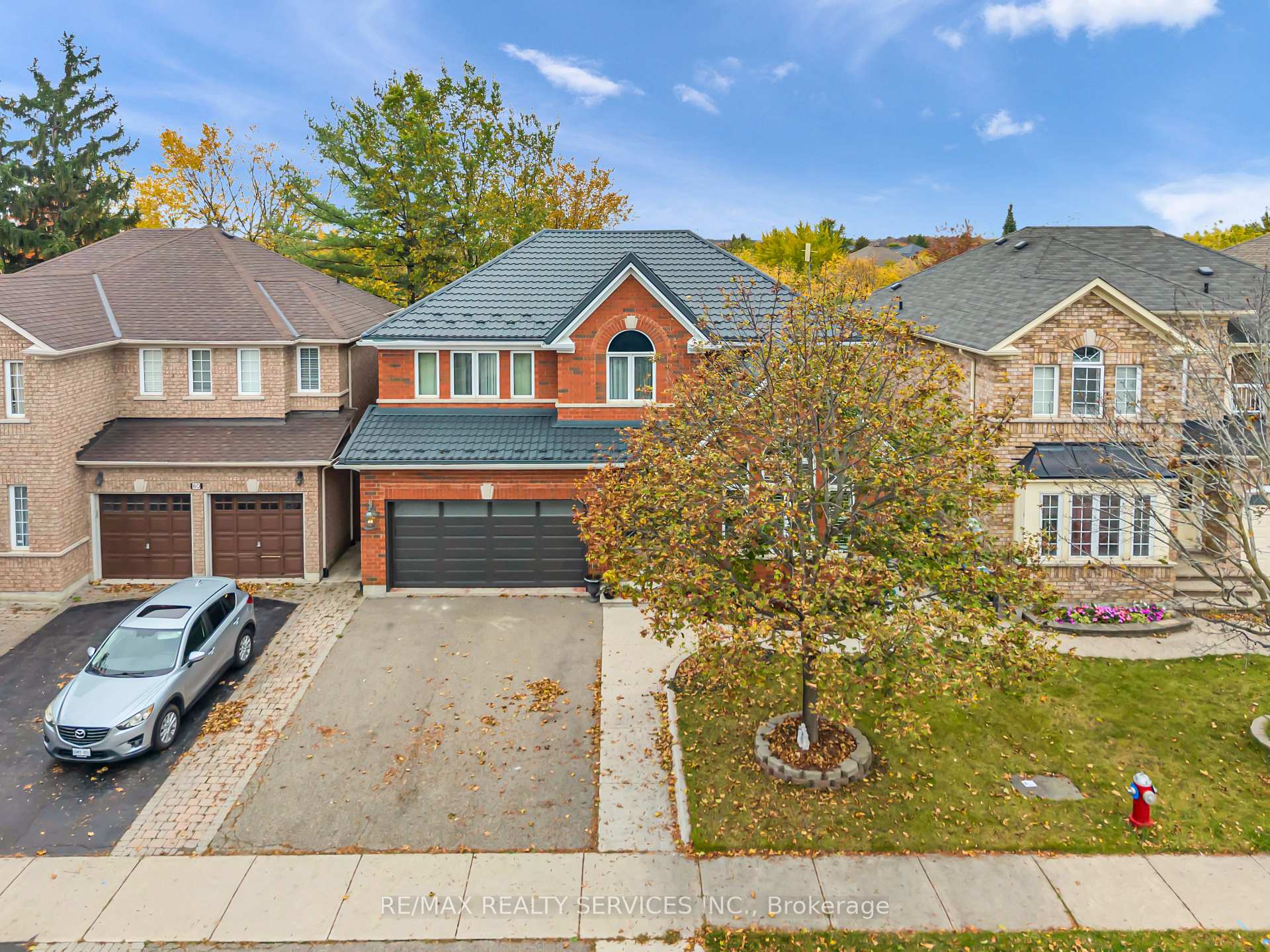 Photo 5 of 82 Dunvegan Crescent, Brampton, Fletcher's Meadow — HOMEH