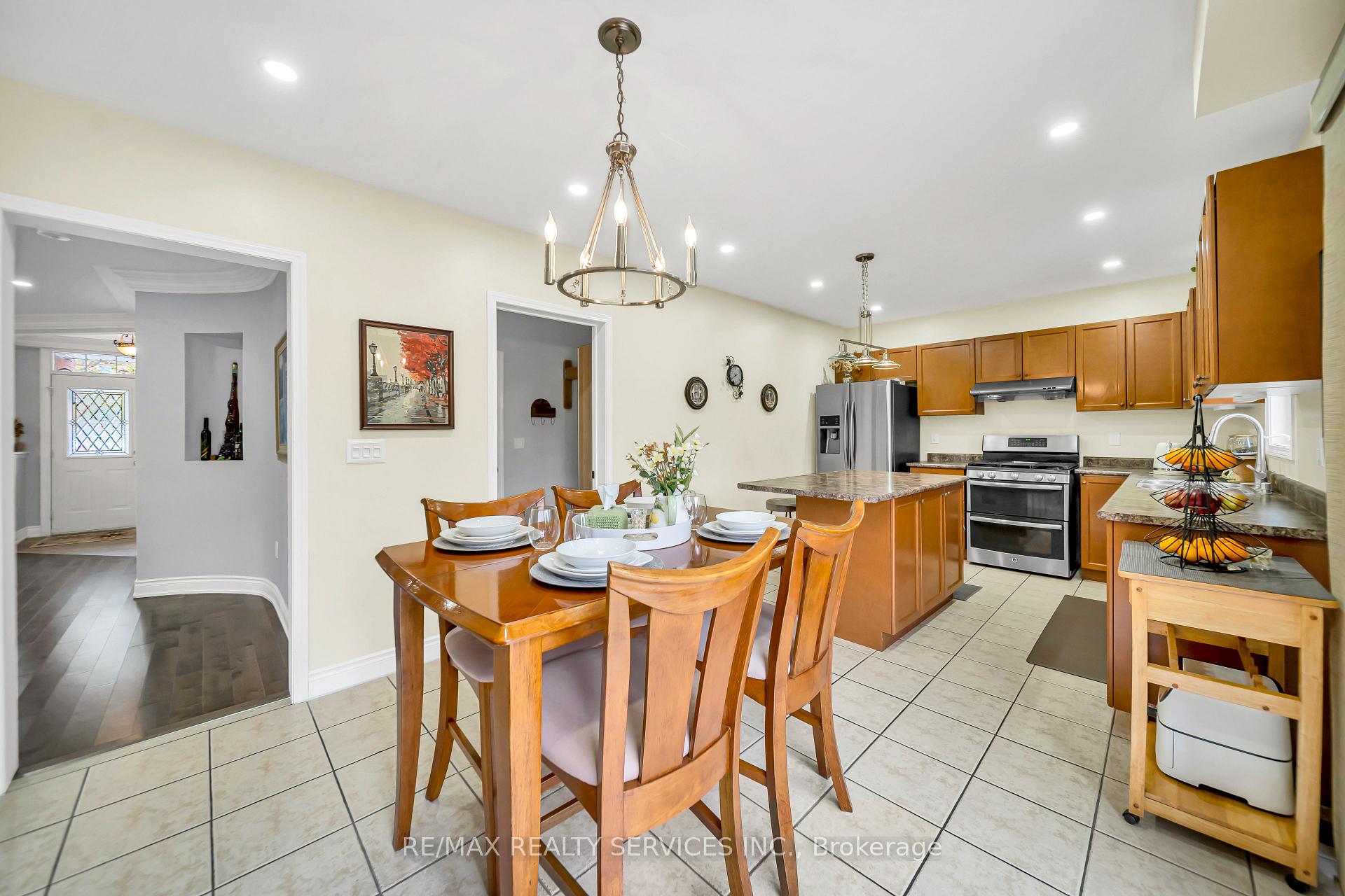 Photo 17 of 82 Dunvegan Crescent, Brampton, Fletcher's Meadow — HOMEH