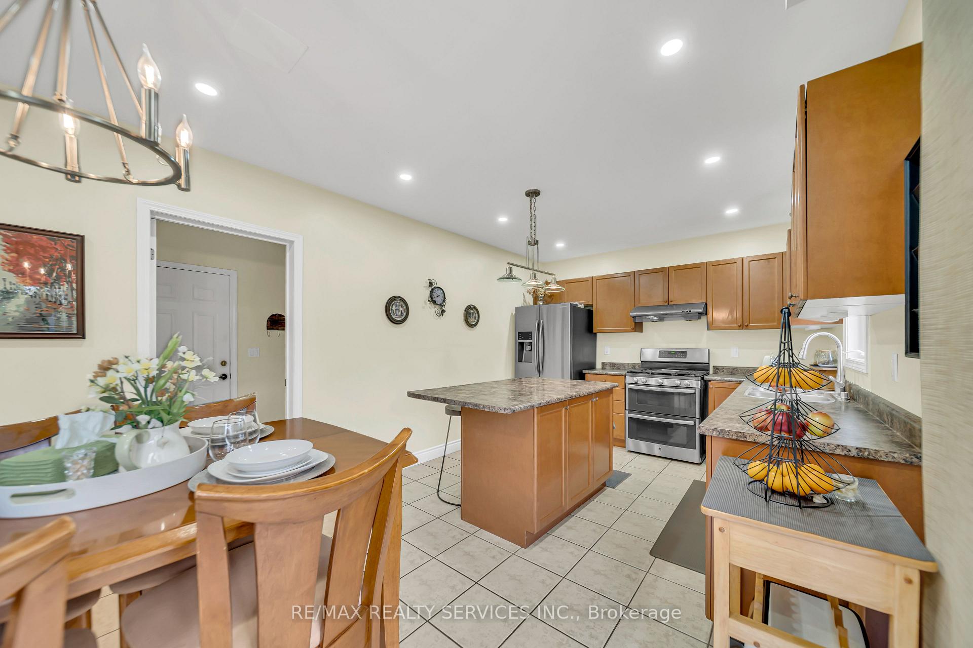 Photo 18 of 82 Dunvegan Crescent, Brampton, Fletcher's Meadow — HOMEH