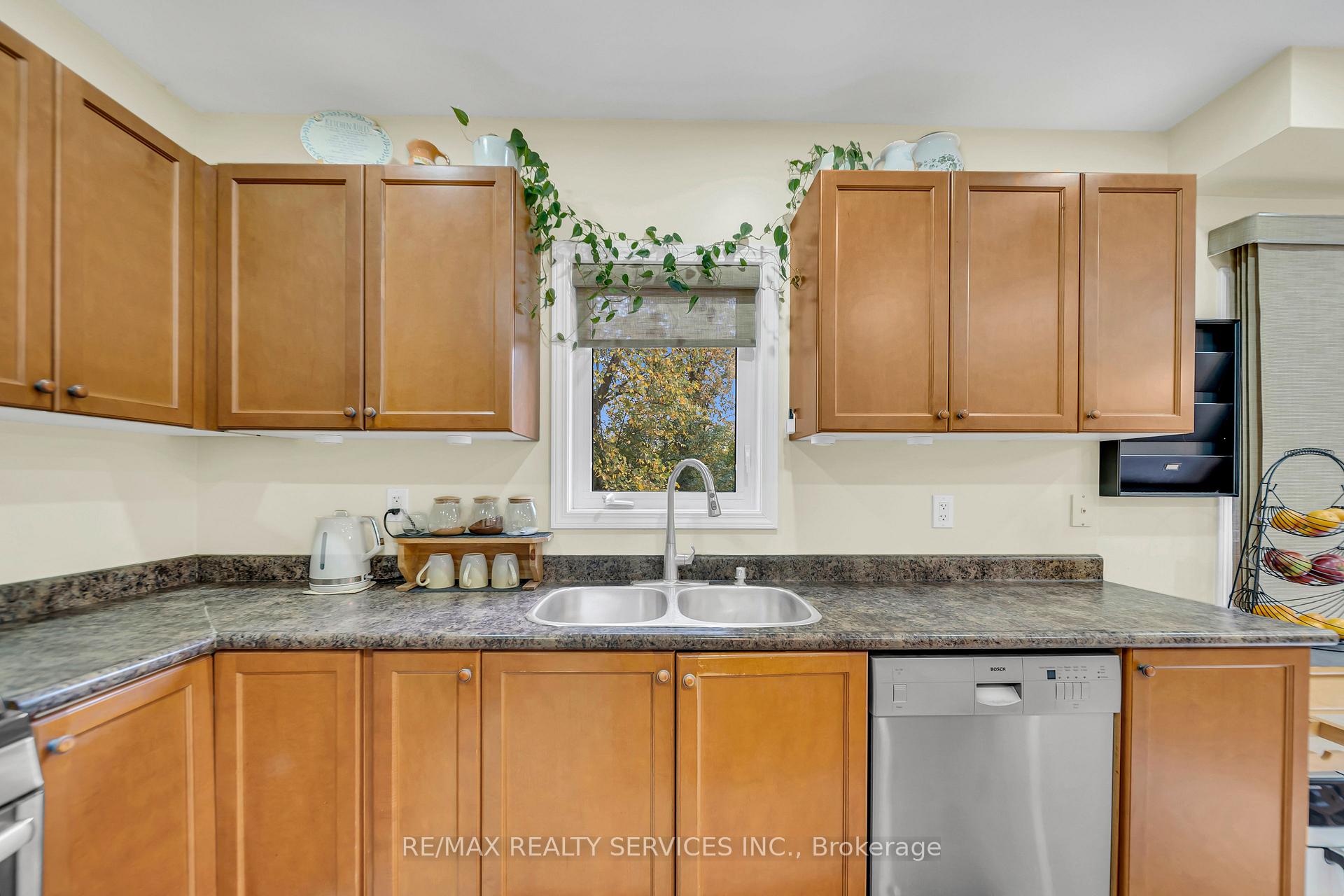 Photo 51 of 82 Dunvegan Crescent, Brampton, Fletcher's Meadow — HOMEH