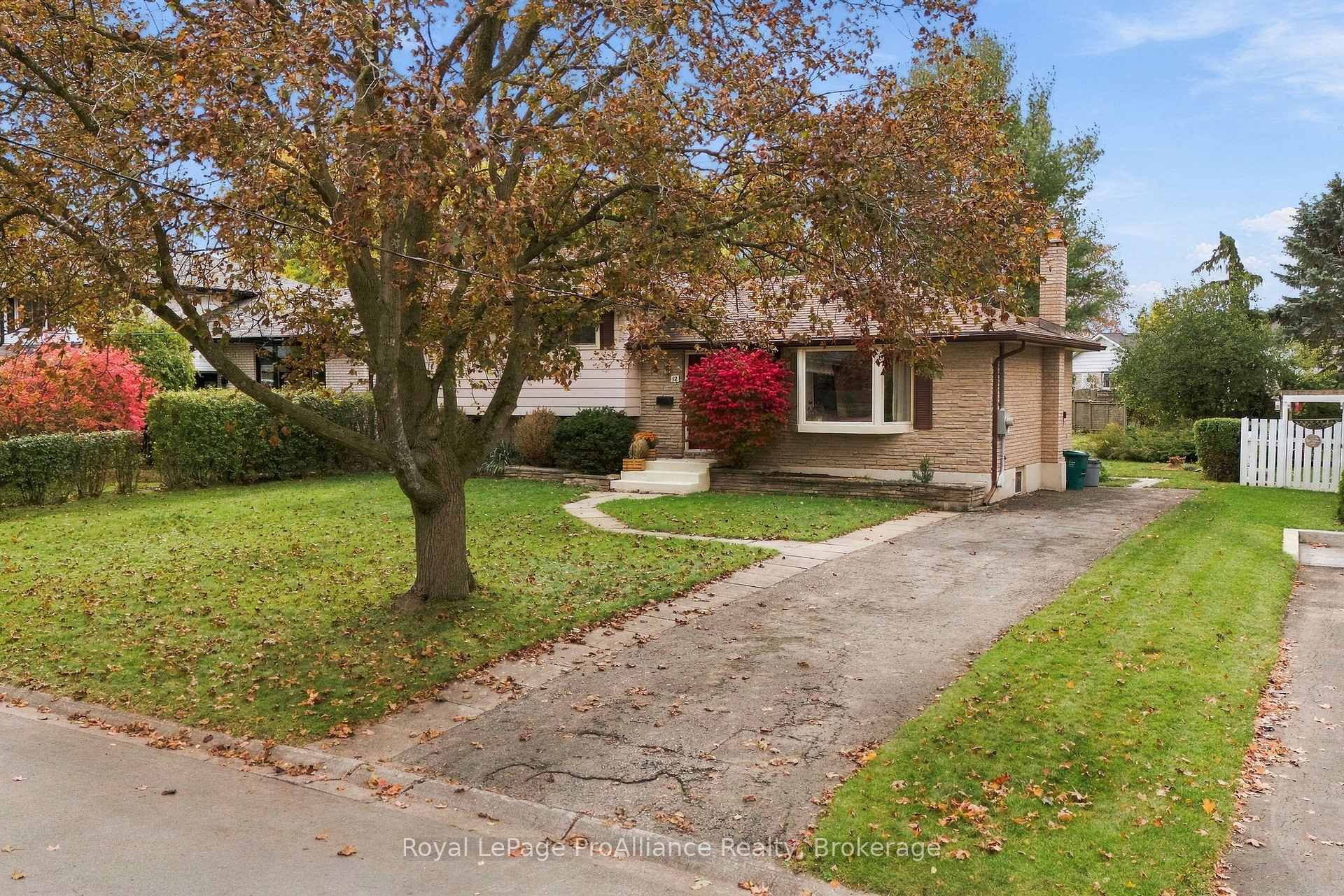 Photo 2 of 12 Thorncliffe Drive, Belleville, Belleville Ward — HOMEH