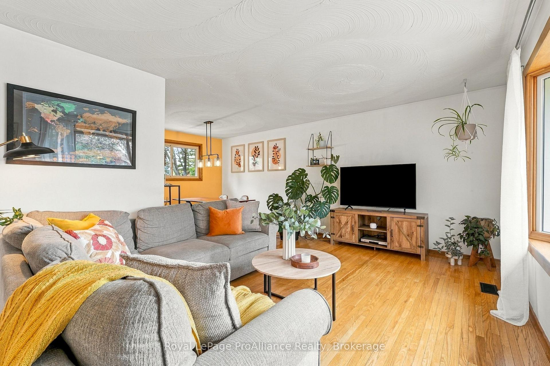 Photo 8 of 12 Thorncliffe Drive, Belleville, Belleville Ward — HOMEH