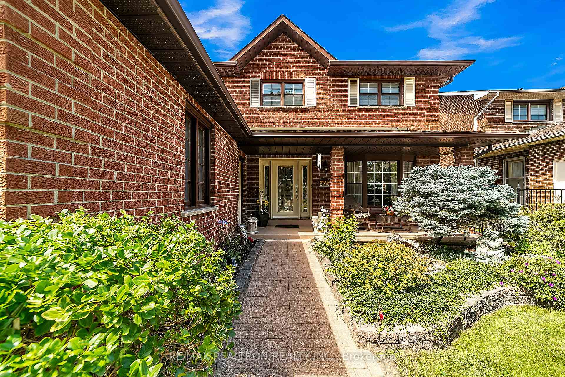 Photo 2 of 114 Golf Links Drive S, Aurora, Aurora Highlands — HOMEH