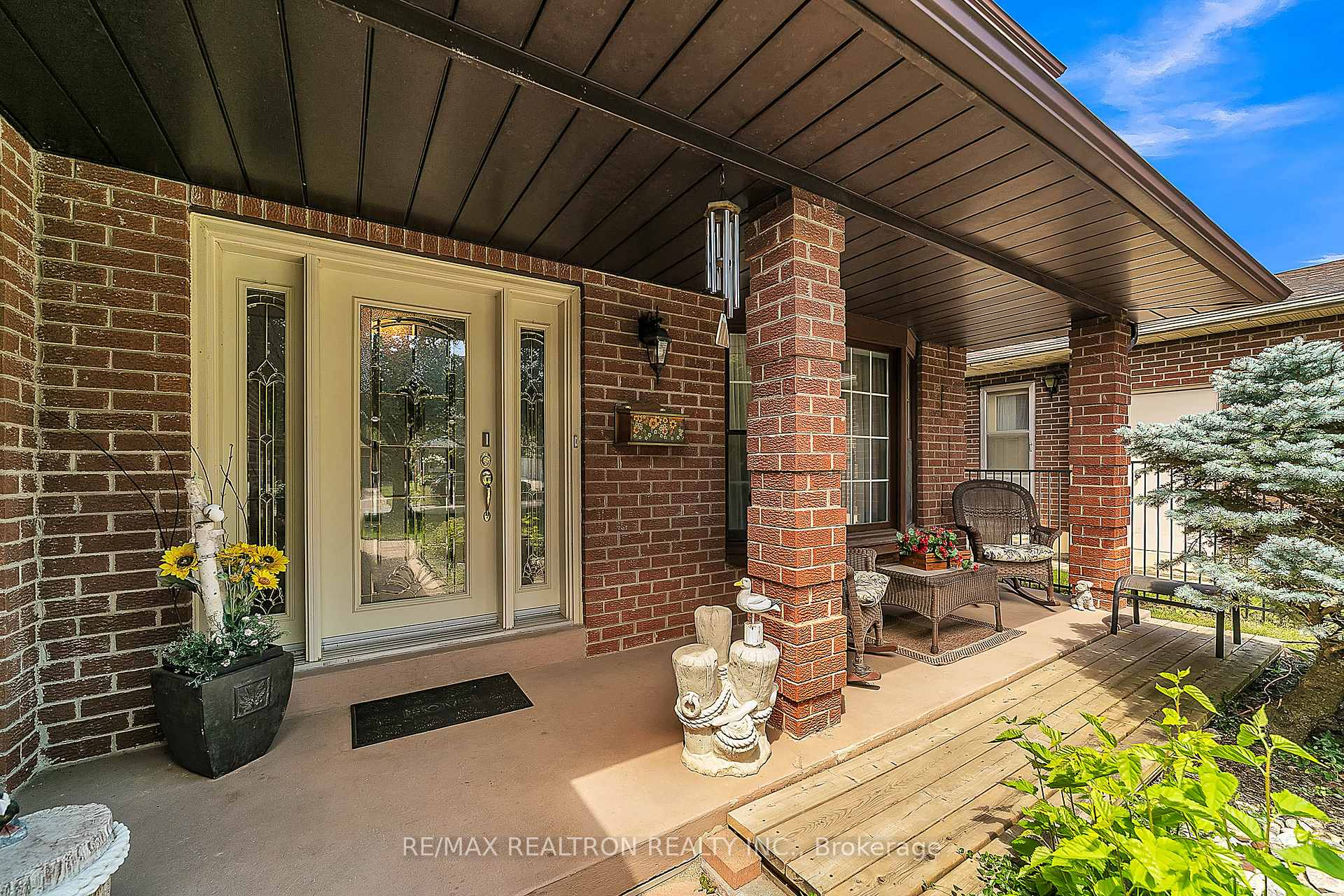 Photo 3 of 114 Golf Links Drive S, Aurora, Aurora Highlands — HOMEH