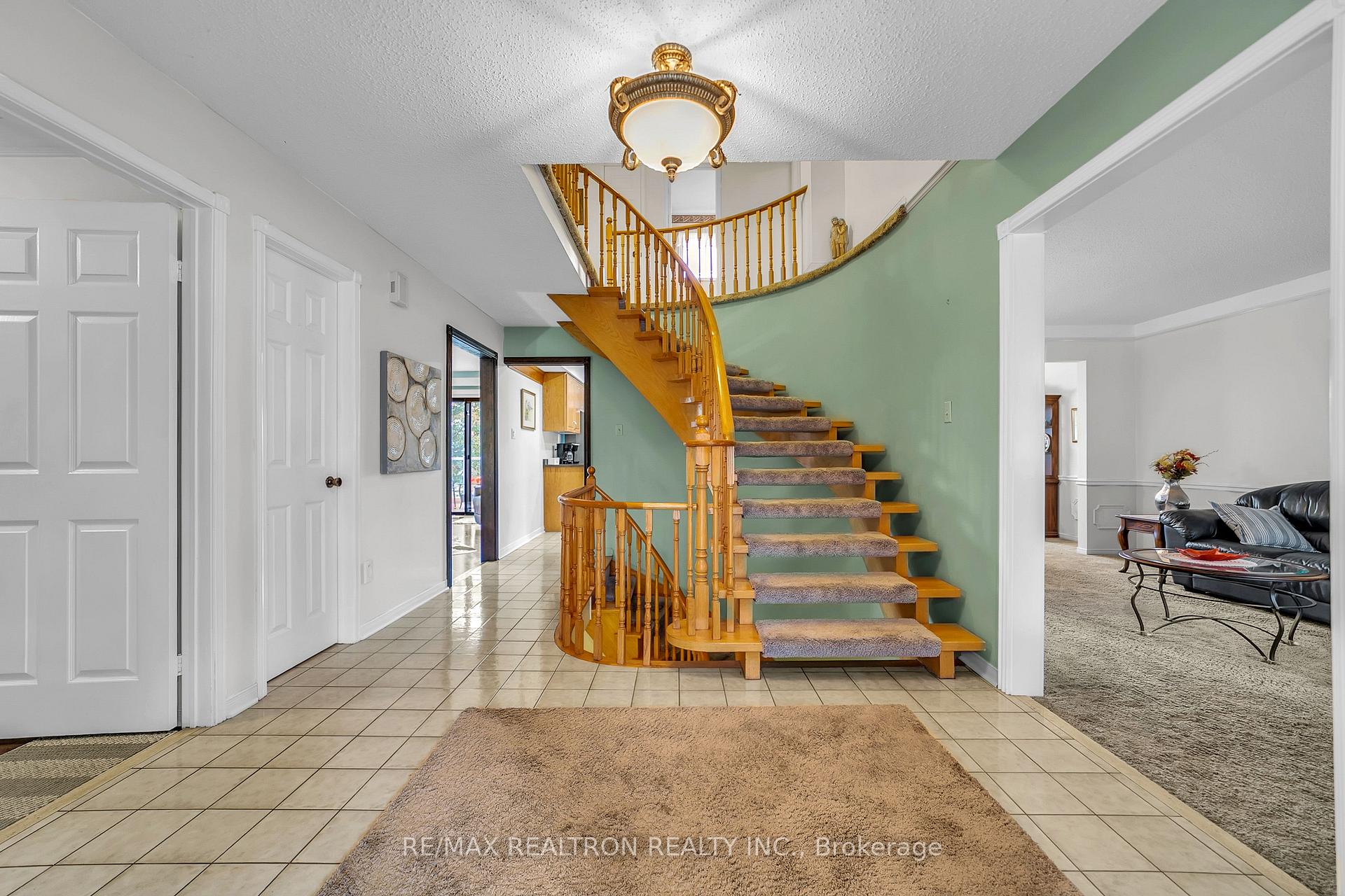 Photo 4 of 114 Golf Links Drive S, Aurora, Aurora Highlands — HOMEH