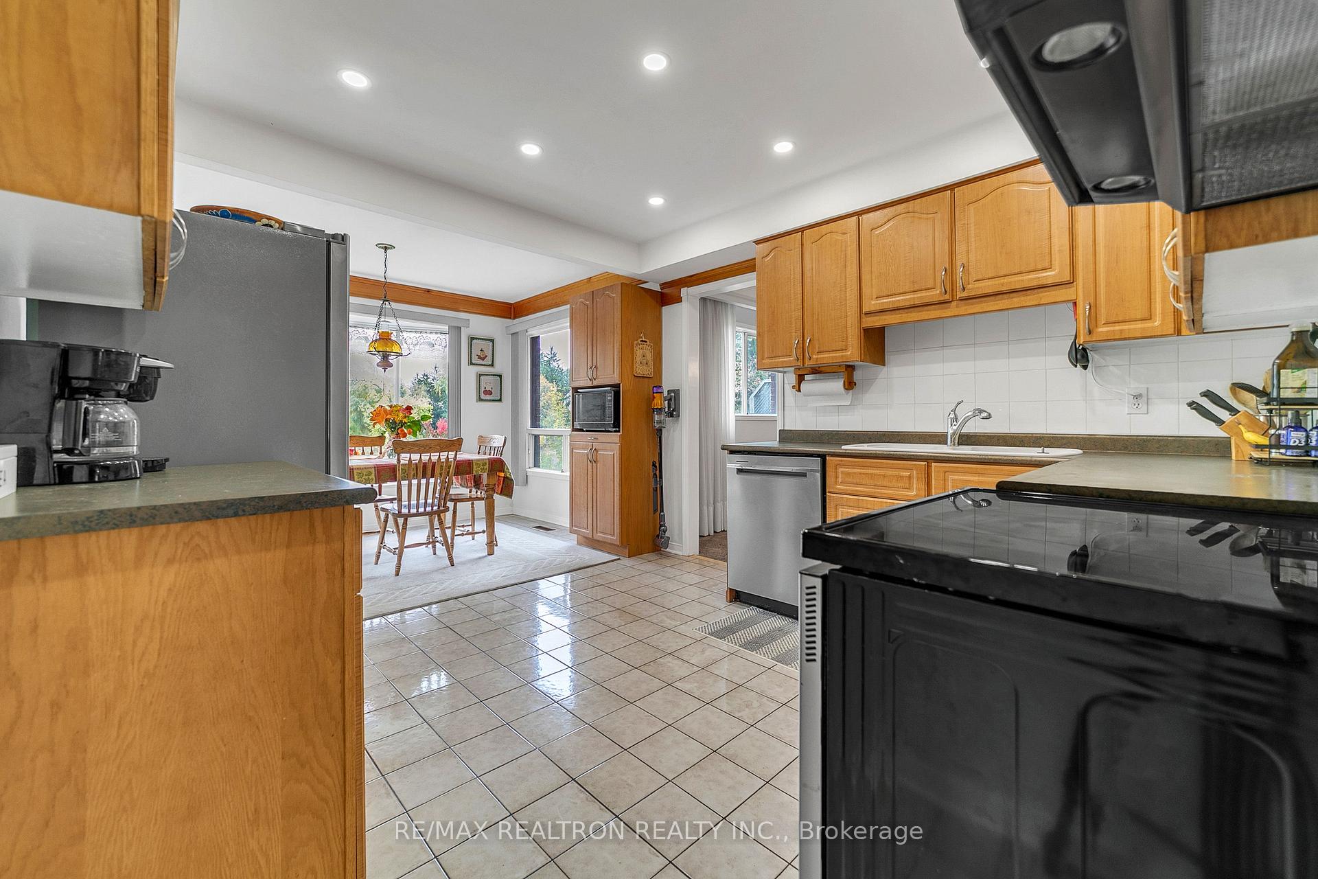 Photo 14 of 114 Golf Links Drive S, Aurora, Aurora Highlands — HOMEH