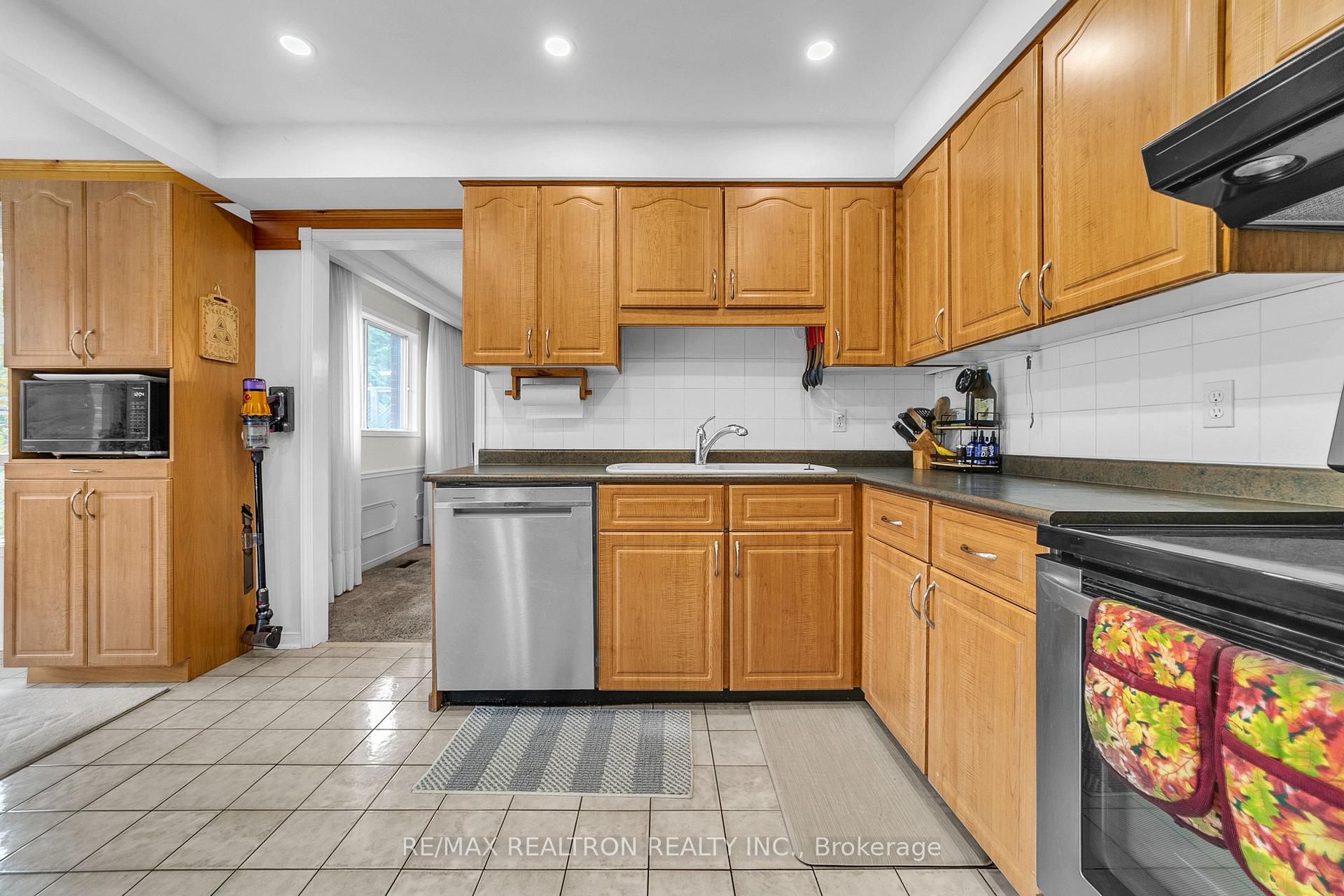 Photo 15 of 114 Golf Links Drive S, Aurora, Aurora Highlands — HOMEH