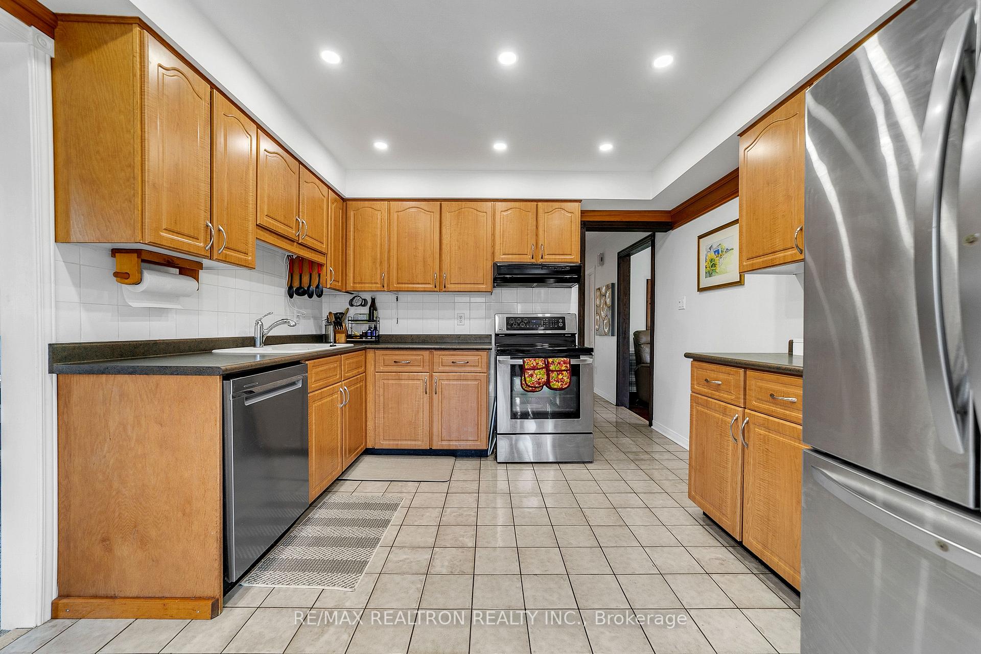 Photo 16 of 114 Golf Links Drive S, Aurora, Aurora Highlands — HOMEH