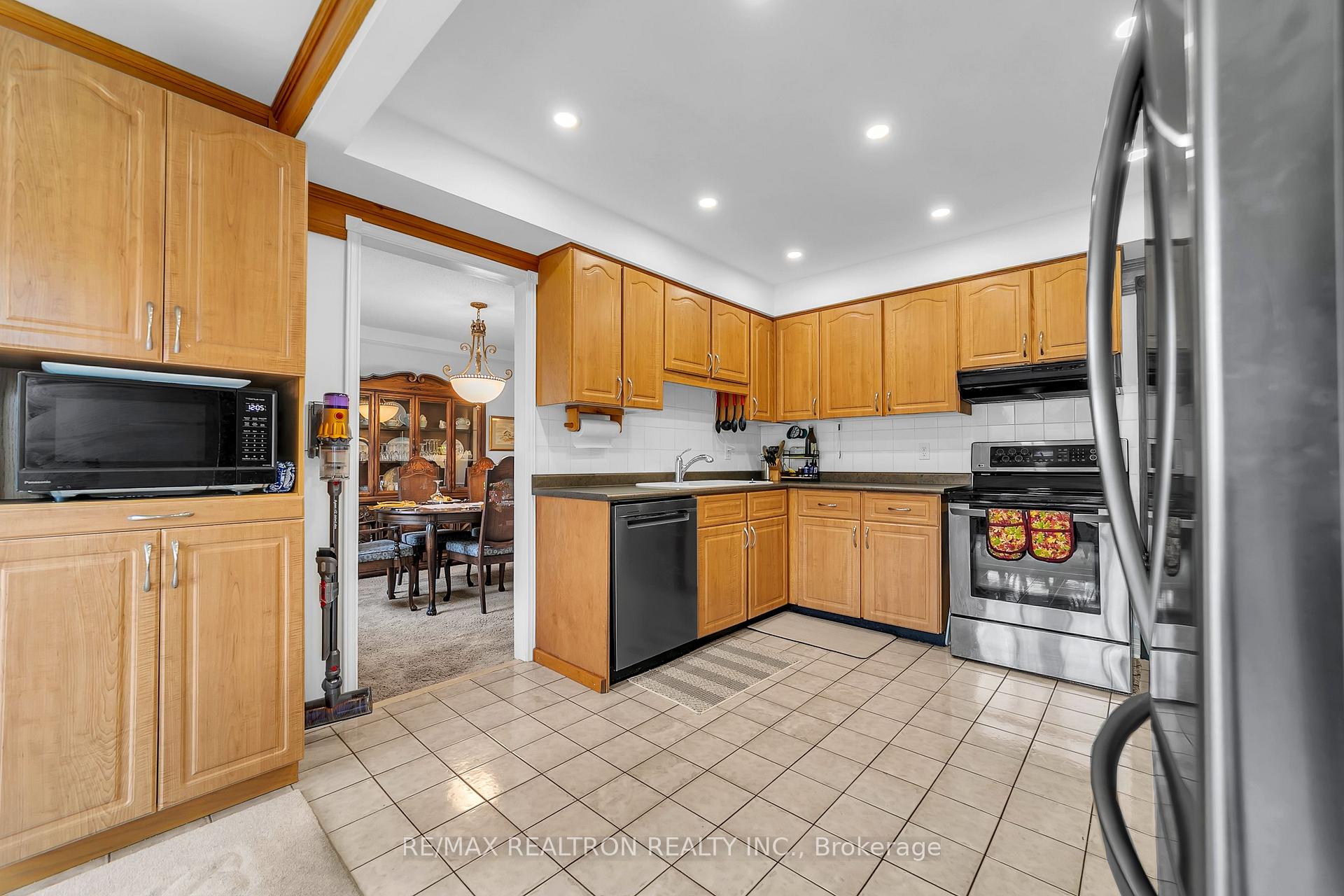 Photo 17 of 114 Golf Links Drive S, Aurora, Aurora Highlands — HOMEH