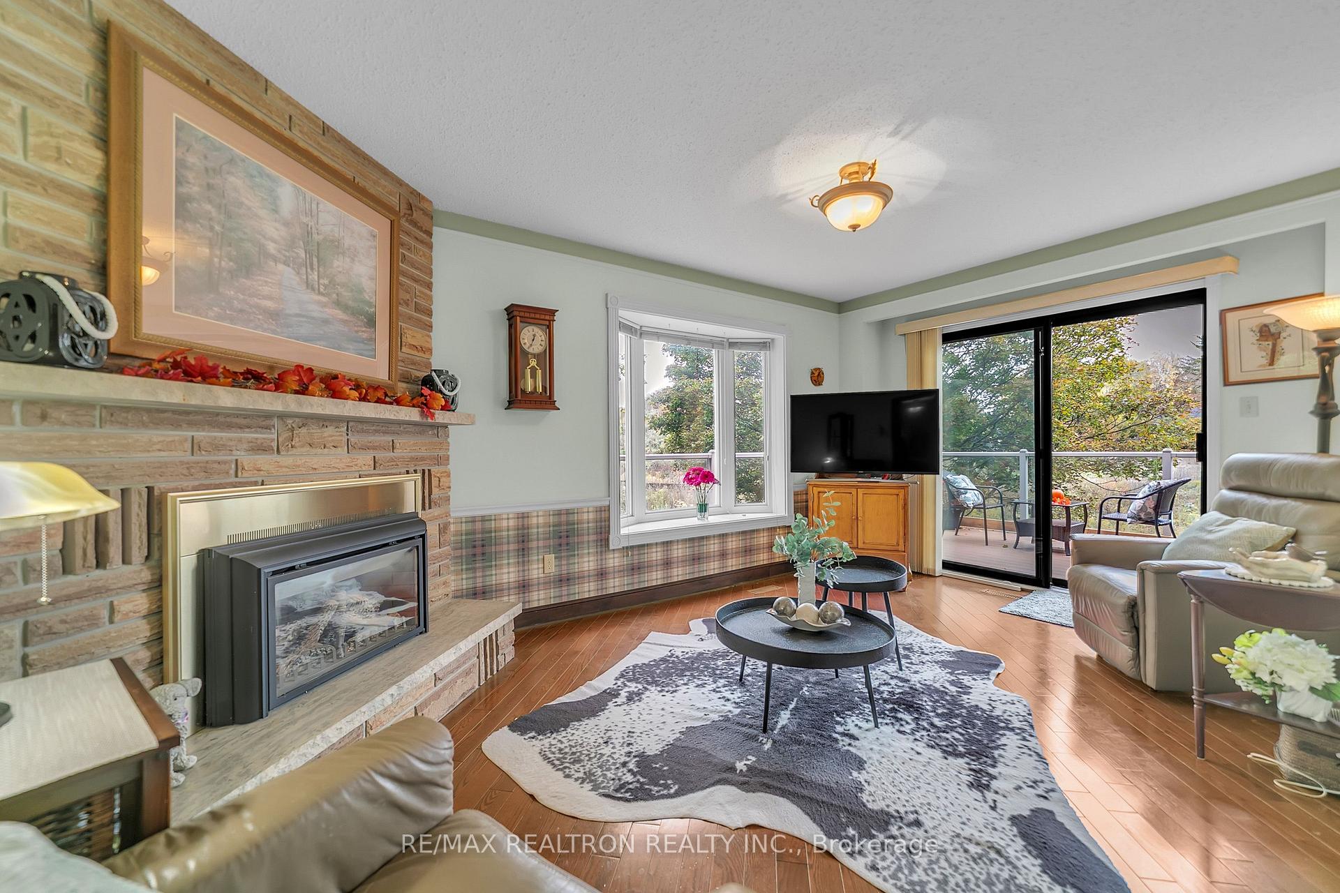Photo 18 of 114 Golf Links Drive S, Aurora, Aurora Highlands — HOMEH