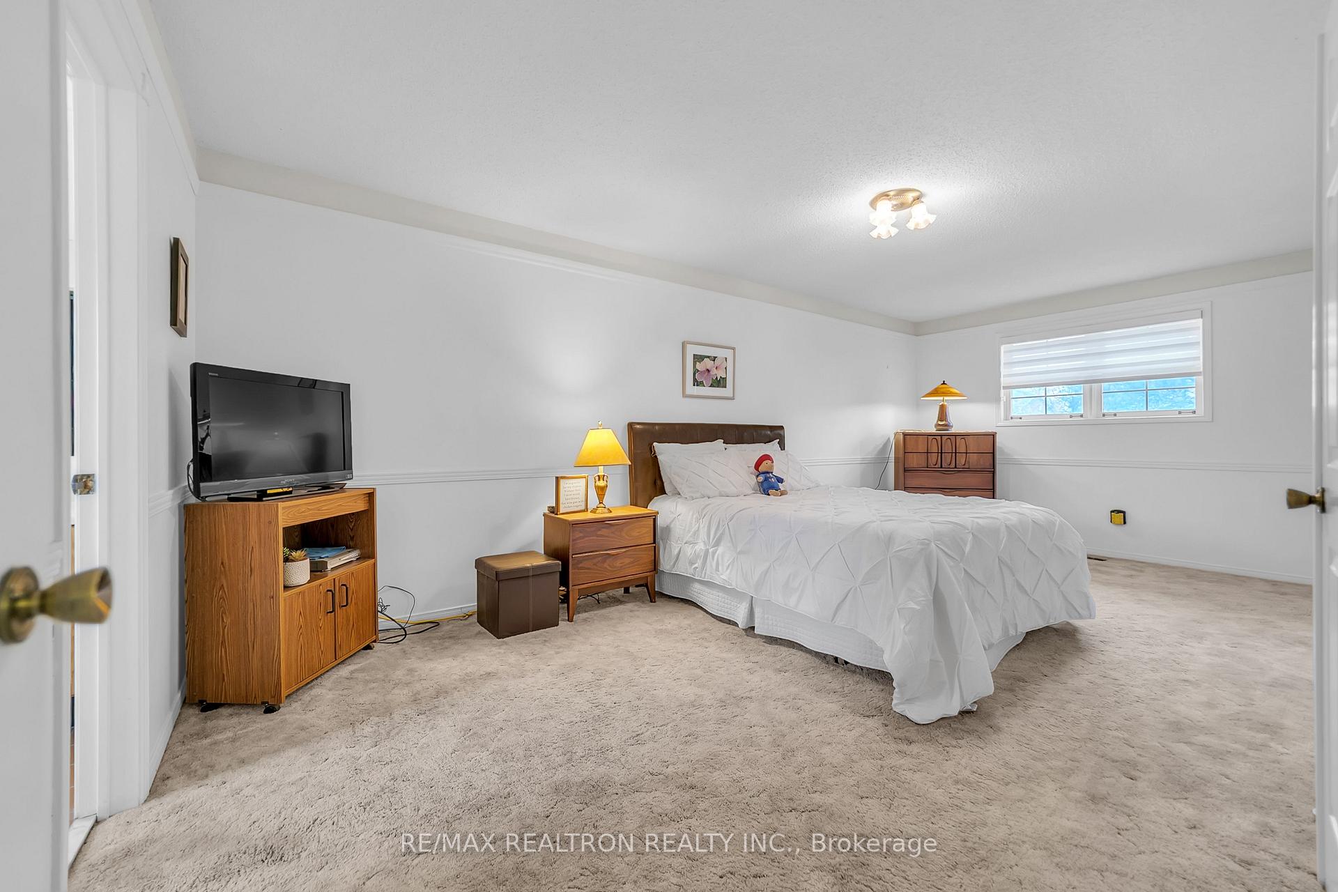 Photo 25 of 114 Golf Links Drive S, Aurora, Aurora Highlands — HOMEH