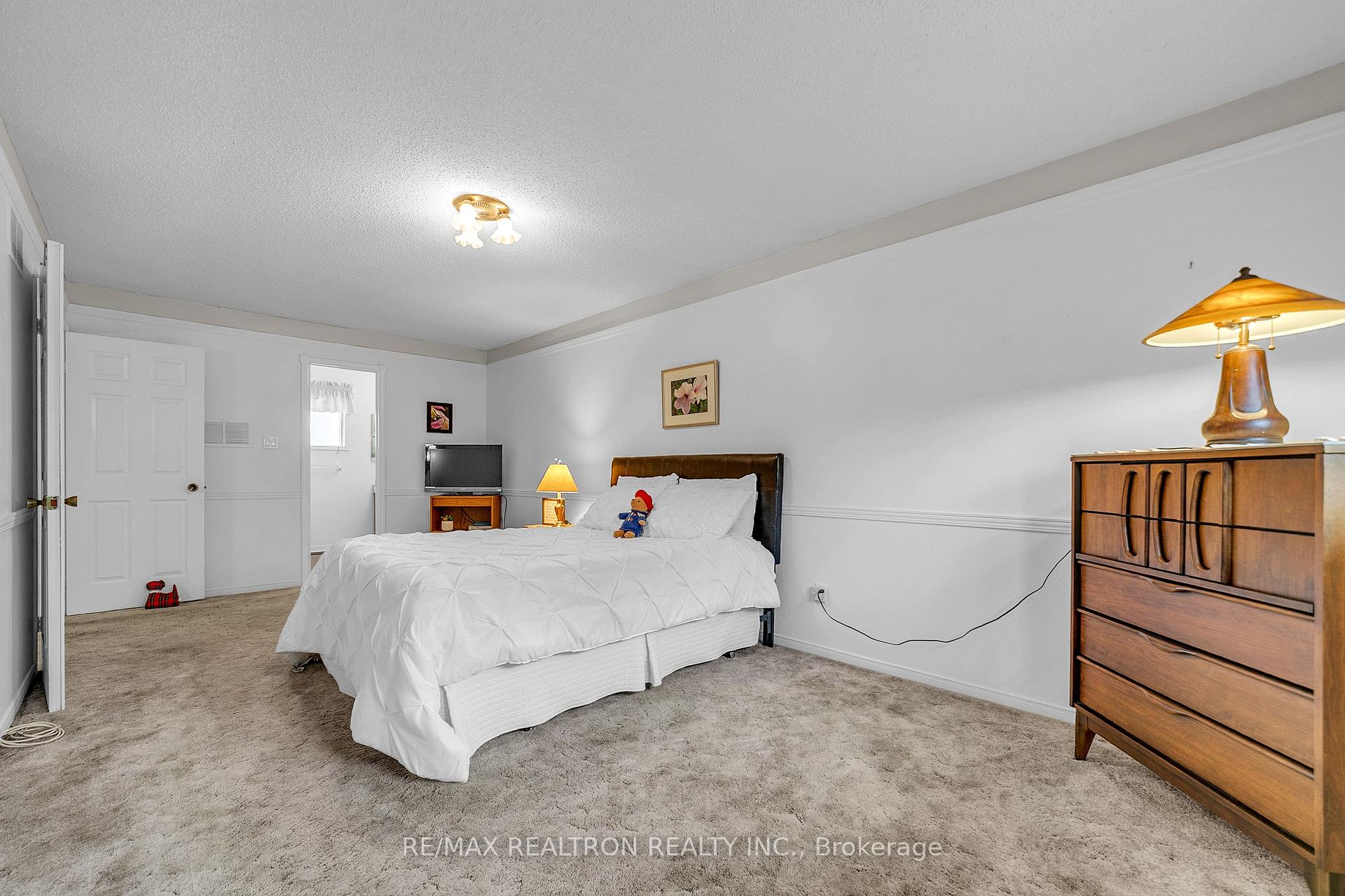 Photo 27 of 114 Golf Links Drive S, Aurora, Aurora Highlands — HOMEH