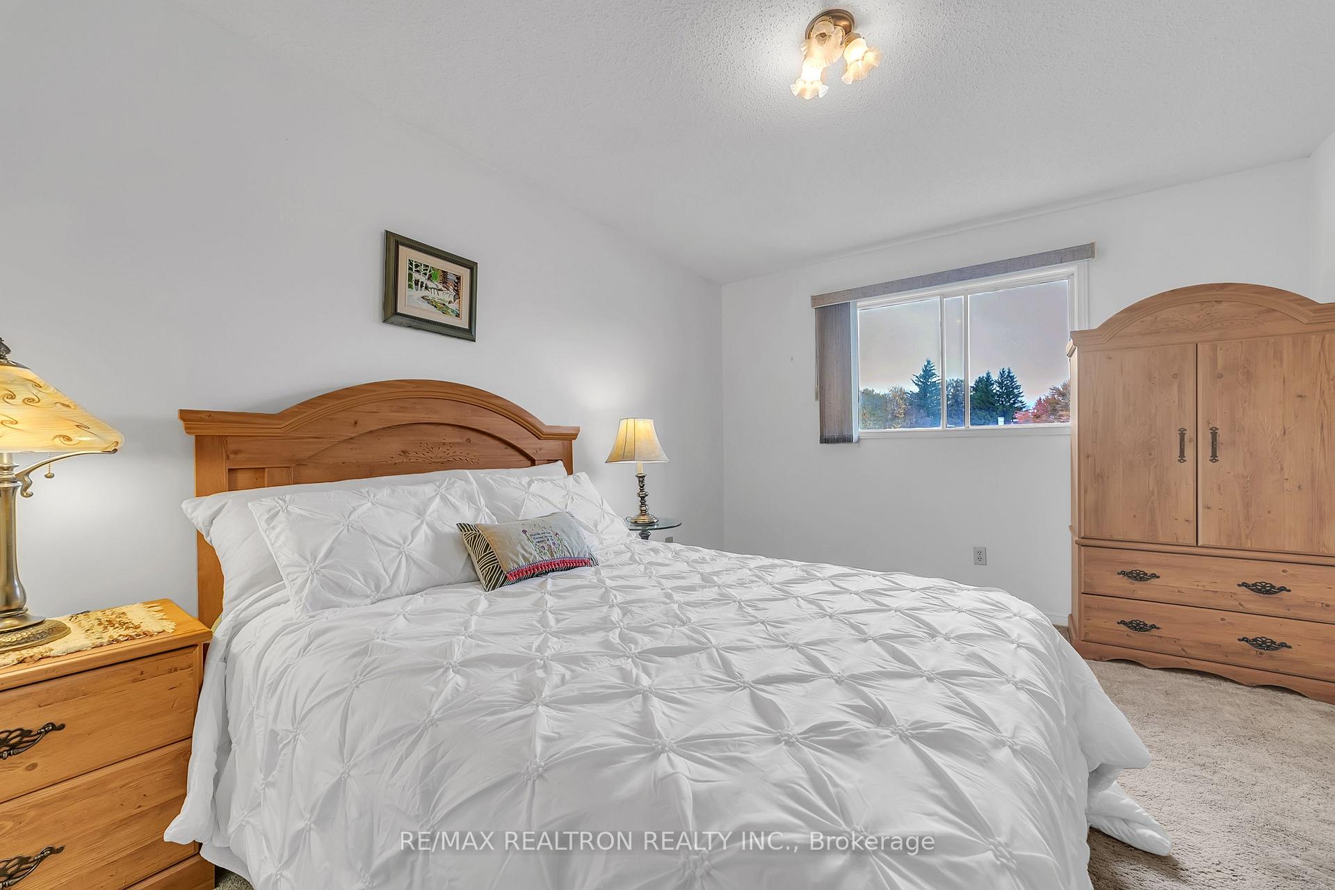 Photo 33 of 114 Golf Links Drive S, Aurora, Aurora Highlands — HOMEH