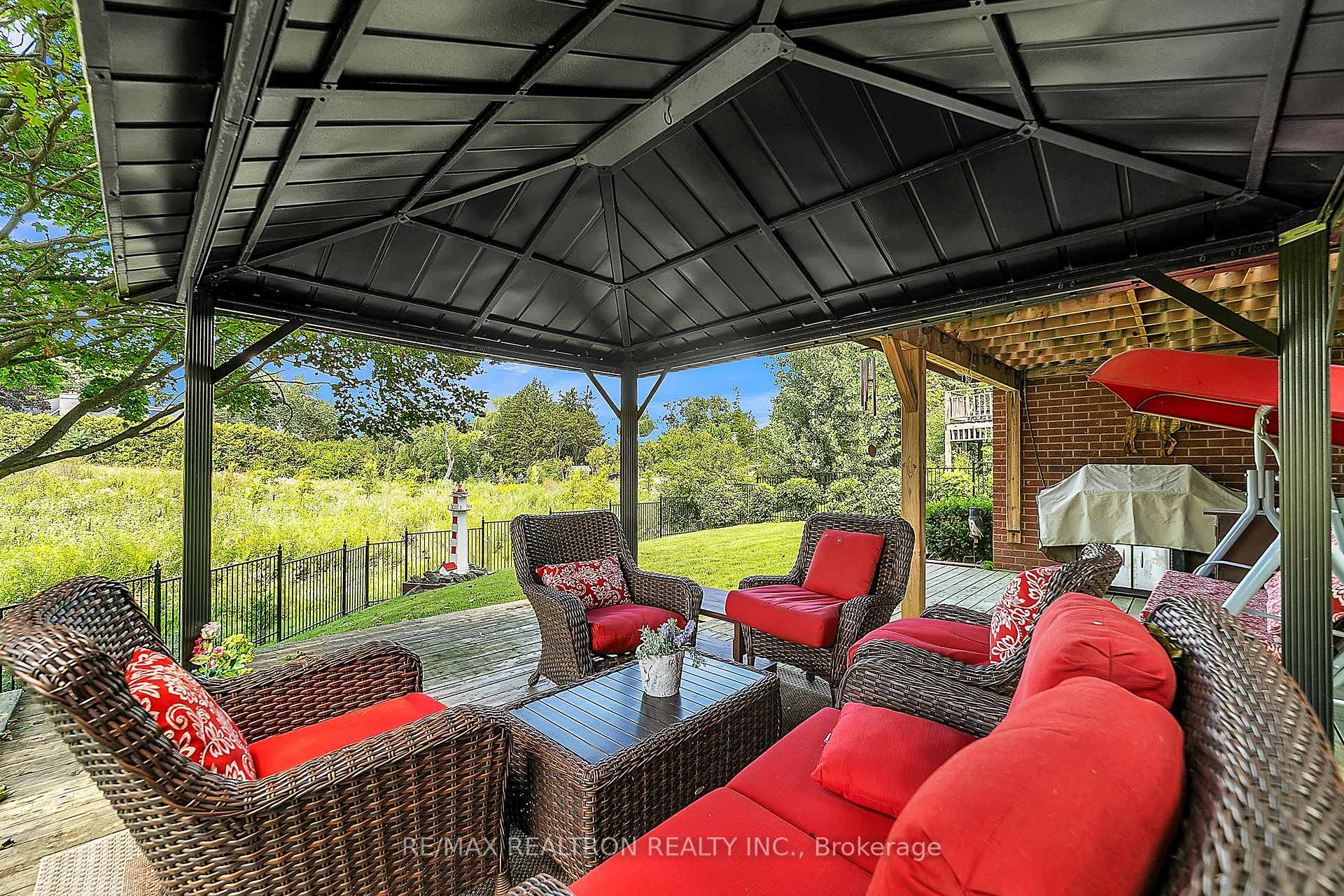 Photo 40 of 114 Golf Links Drive S, Aurora, Aurora Highlands — HOMEH