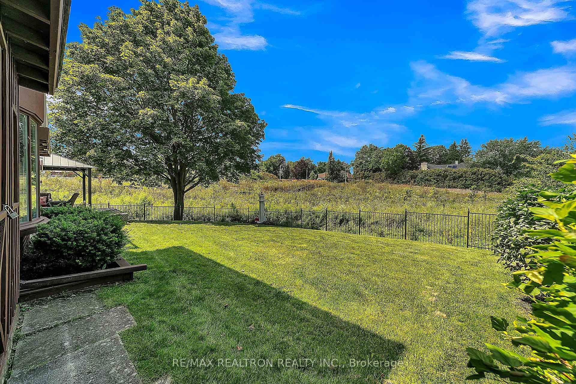 Photo 41 of 114 Golf Links Drive S, Aurora, Aurora Highlands — HOMEH