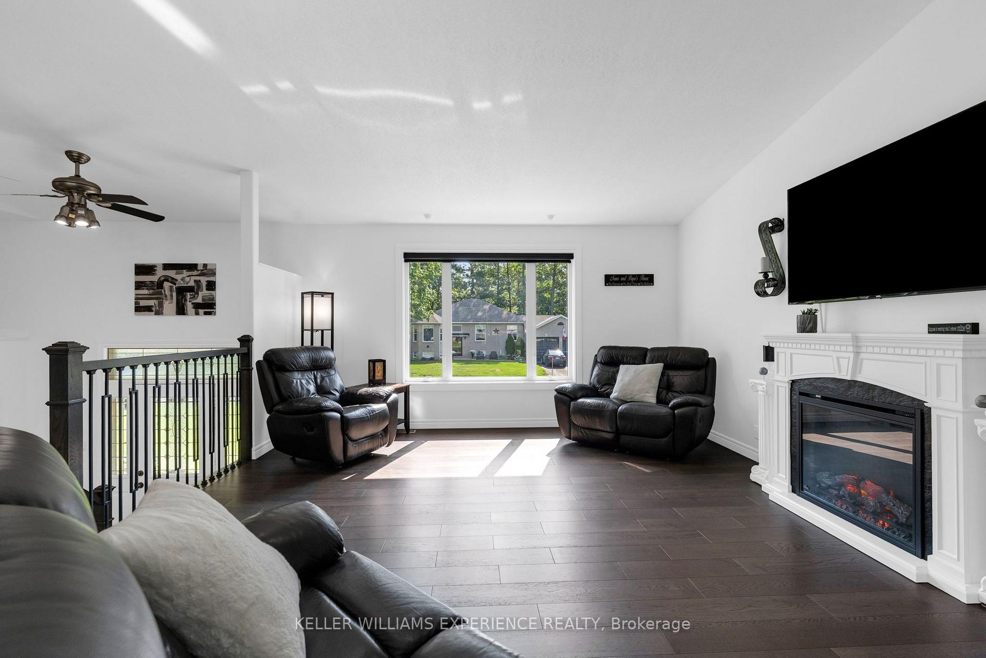 Photo 2 of 4 Downer Crescent, Wasaga Beach — HOMEH
