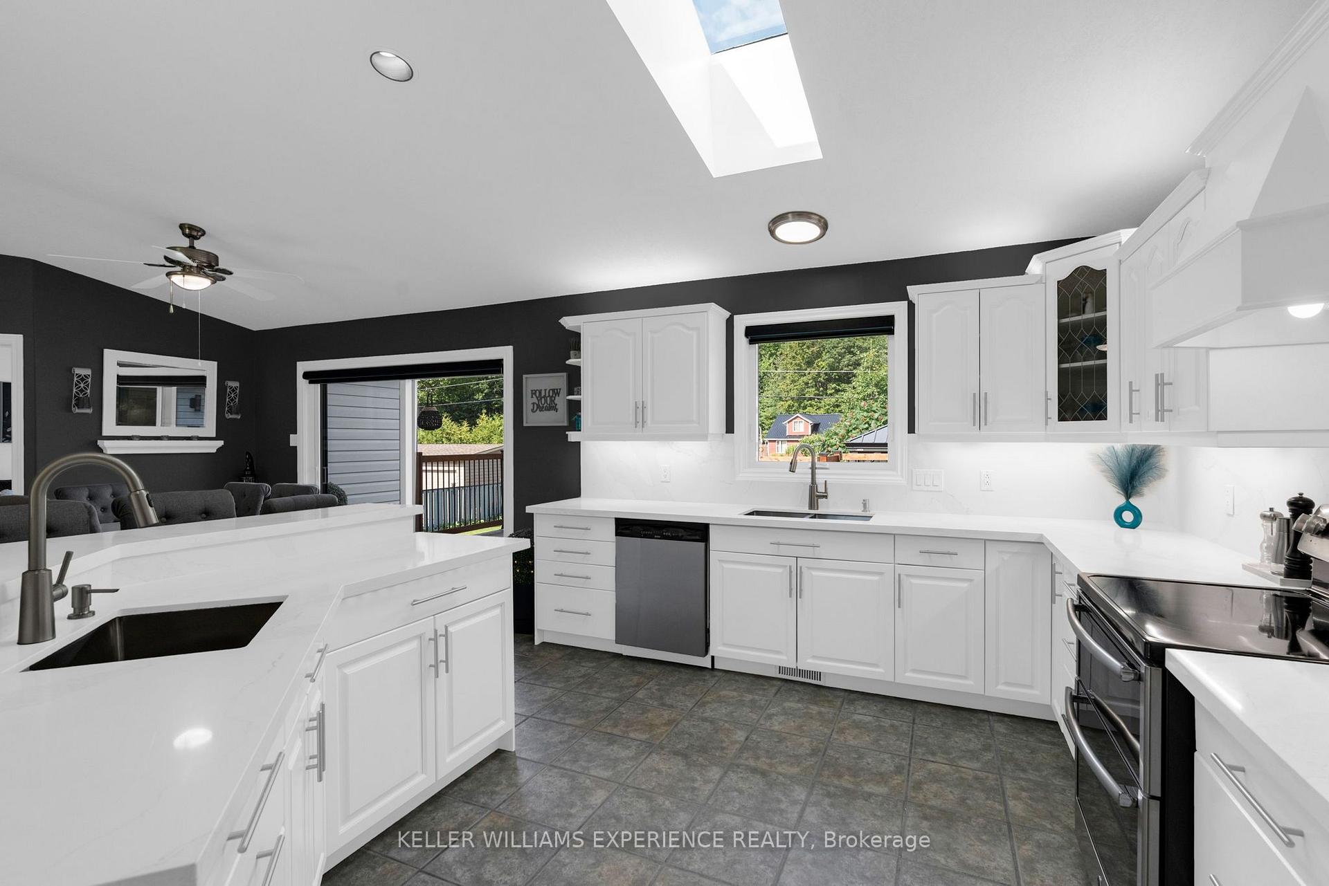 Photo 4 of 4 Downer Crescent, Wasaga Beach — HOMEH