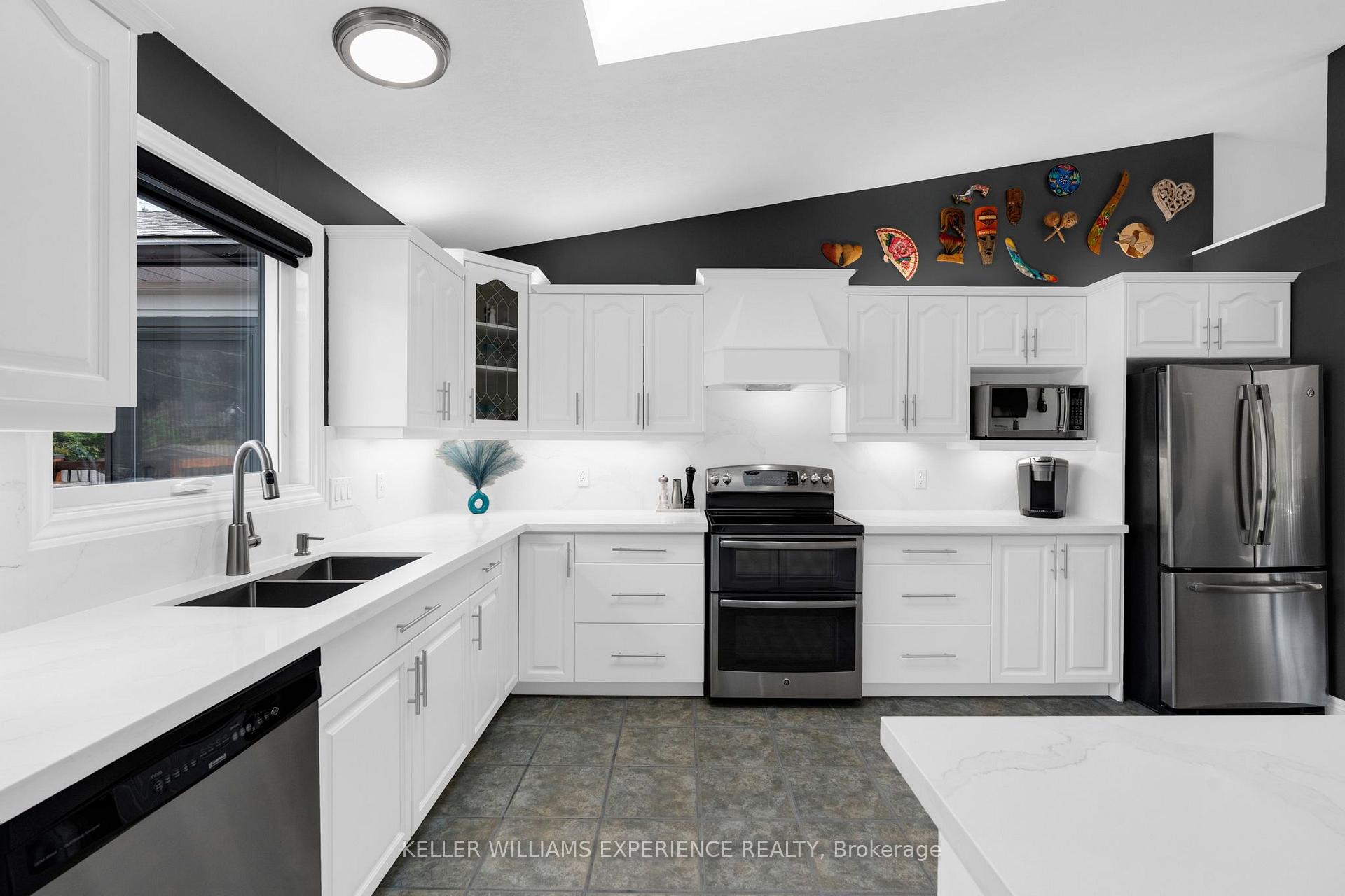 Photo 5 of 4 Downer Crescent, Wasaga Beach — HOMEH