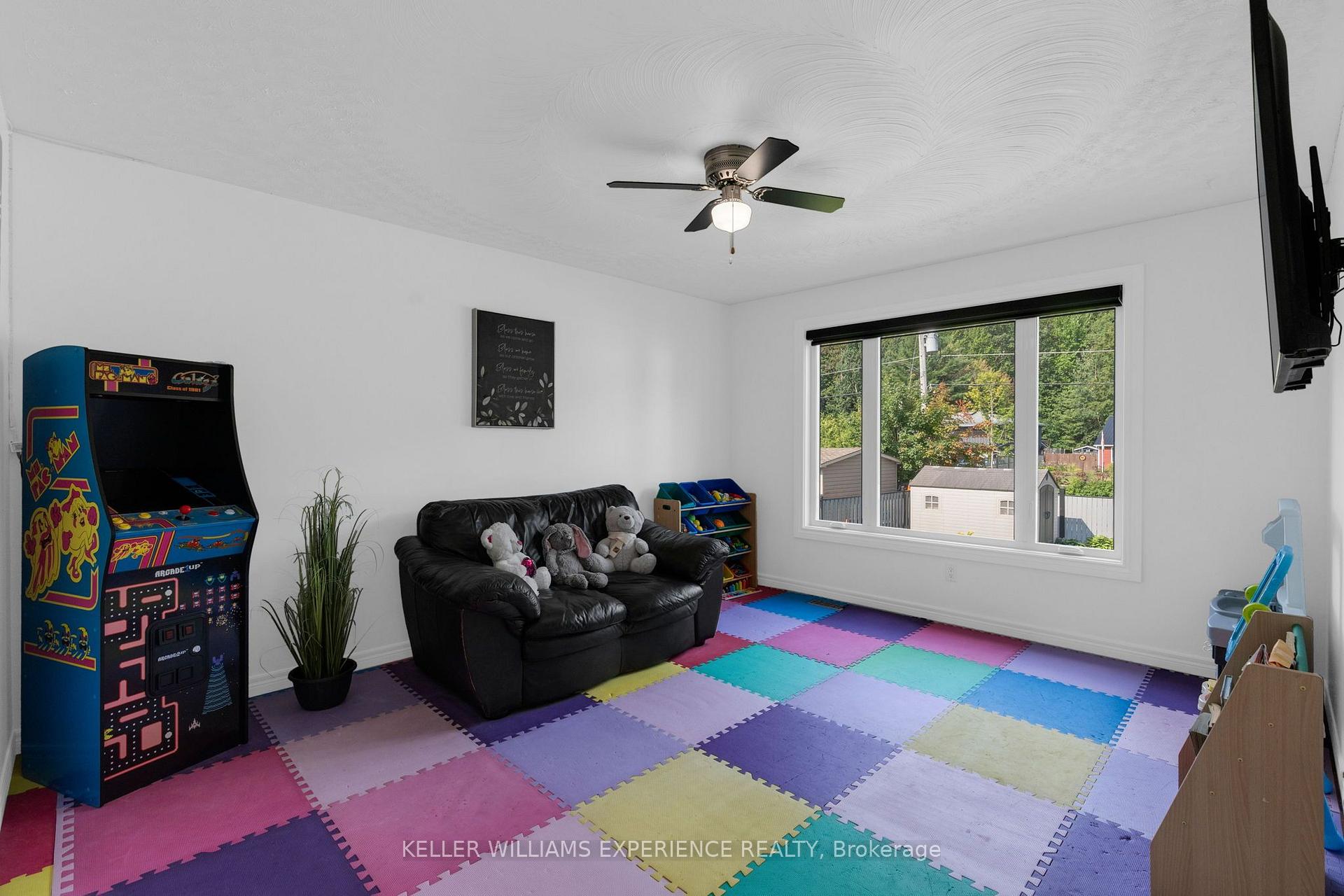 Photo 7 of 4 Downer Crescent, Wasaga Beach — HOMEH