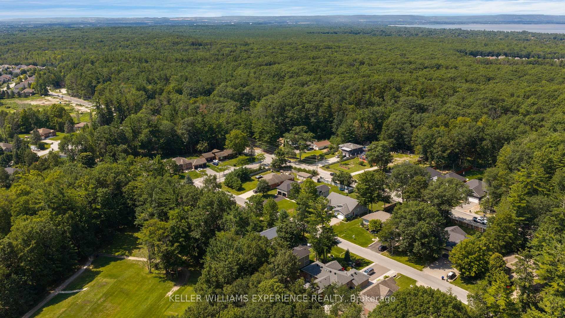 Photo 34 of 4 Downer Crescent, Wasaga Beach — HOMEH