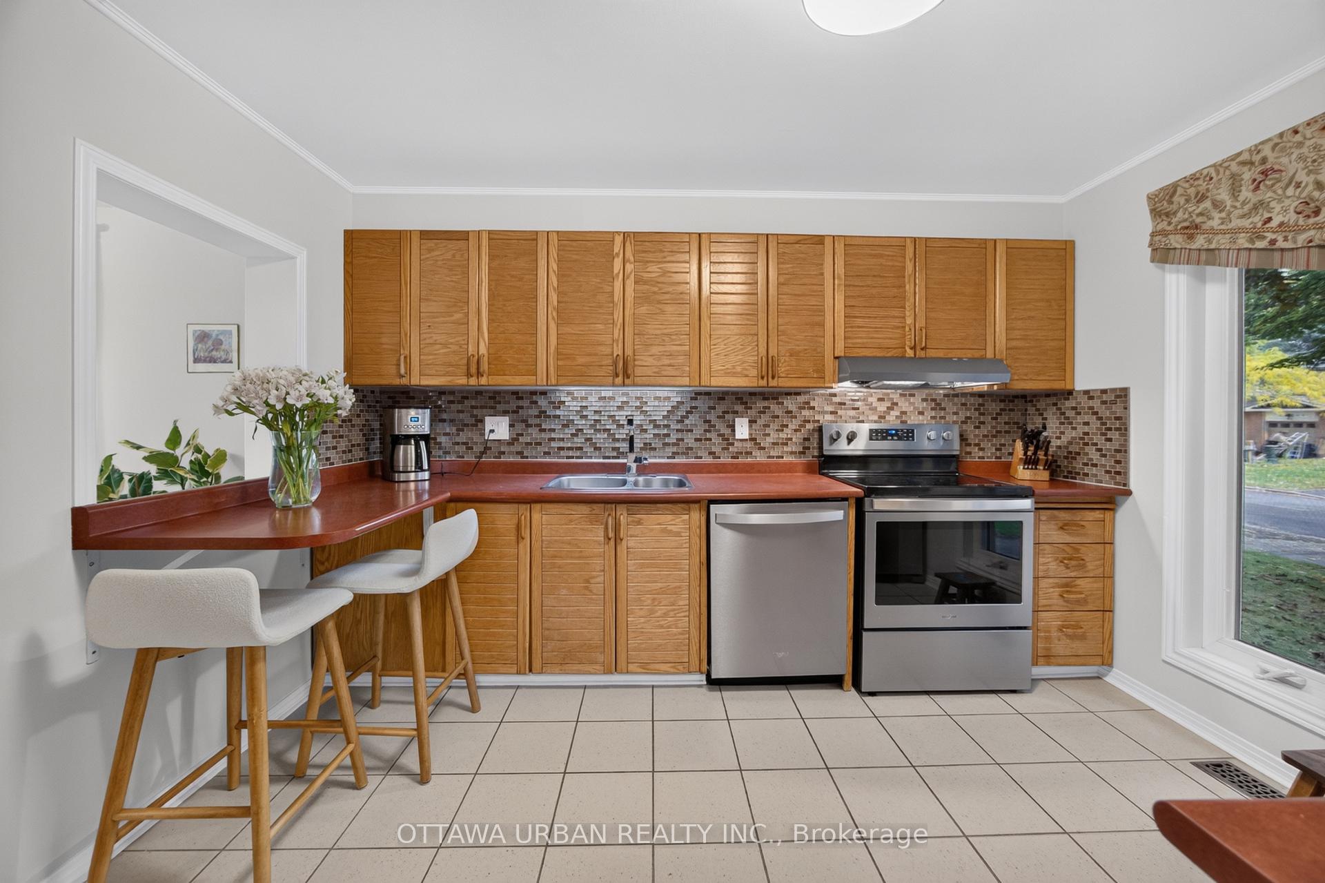Photo 3 of 6057 Willowbark Drive, Ottawa, Chapel Hill — HOMEH