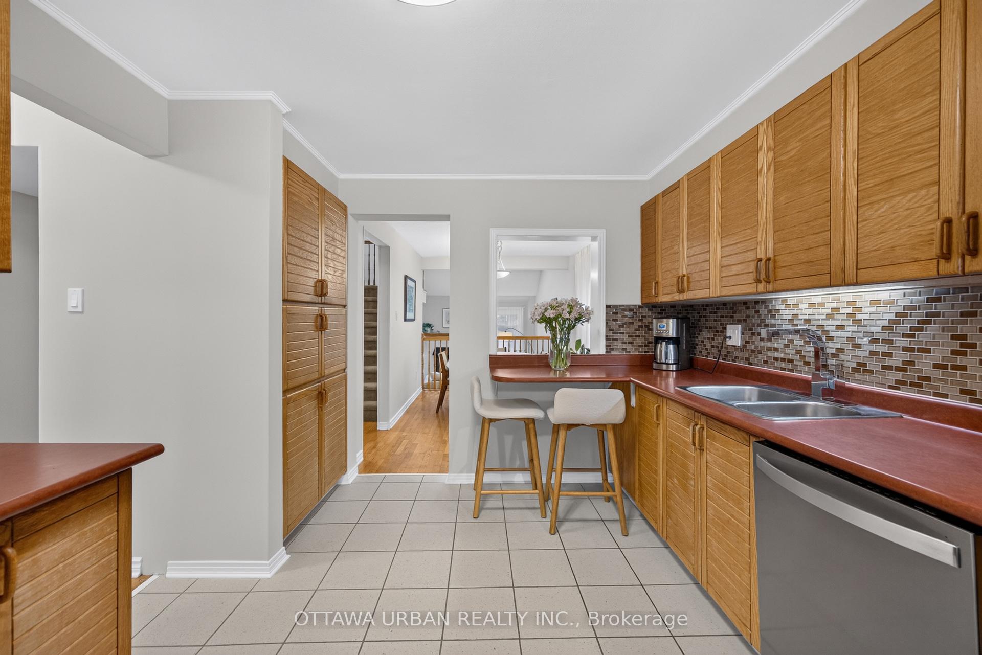 Photo 4 of 6057 Willowbark Drive, Ottawa, Chapel Hill — HOMEH
