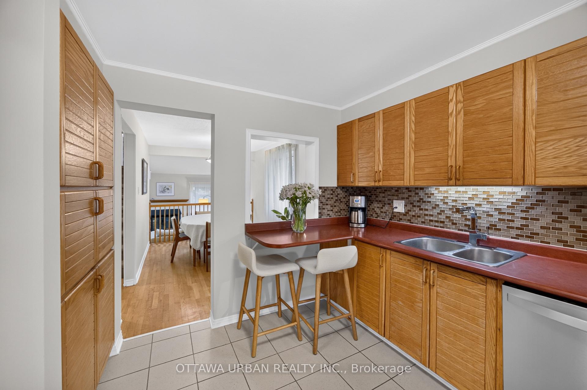 Photo 5 of 6057 Willowbark Drive, Ottawa, Chapel Hill — HOMEH