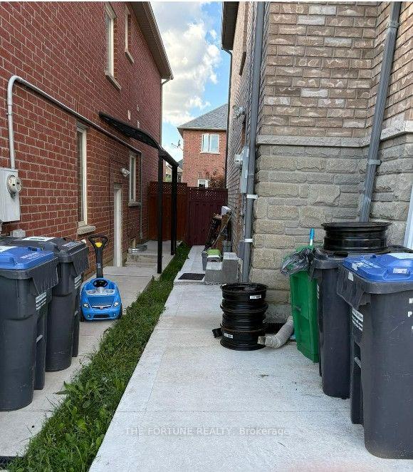 Photo 3 of 18 Saint Eugene Street, Brampton, Credit Valley — HOMEH