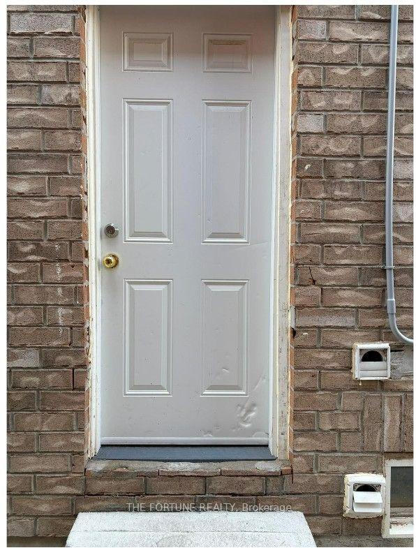 Photo 4 of 18 Saint Eugene Street, Brampton, Credit Valley — HOMEH