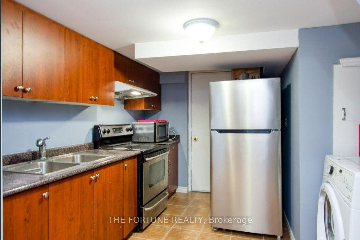 Photo 10 of 18 Saint Eugene Street, Brampton, Credit Valley — HOMEH