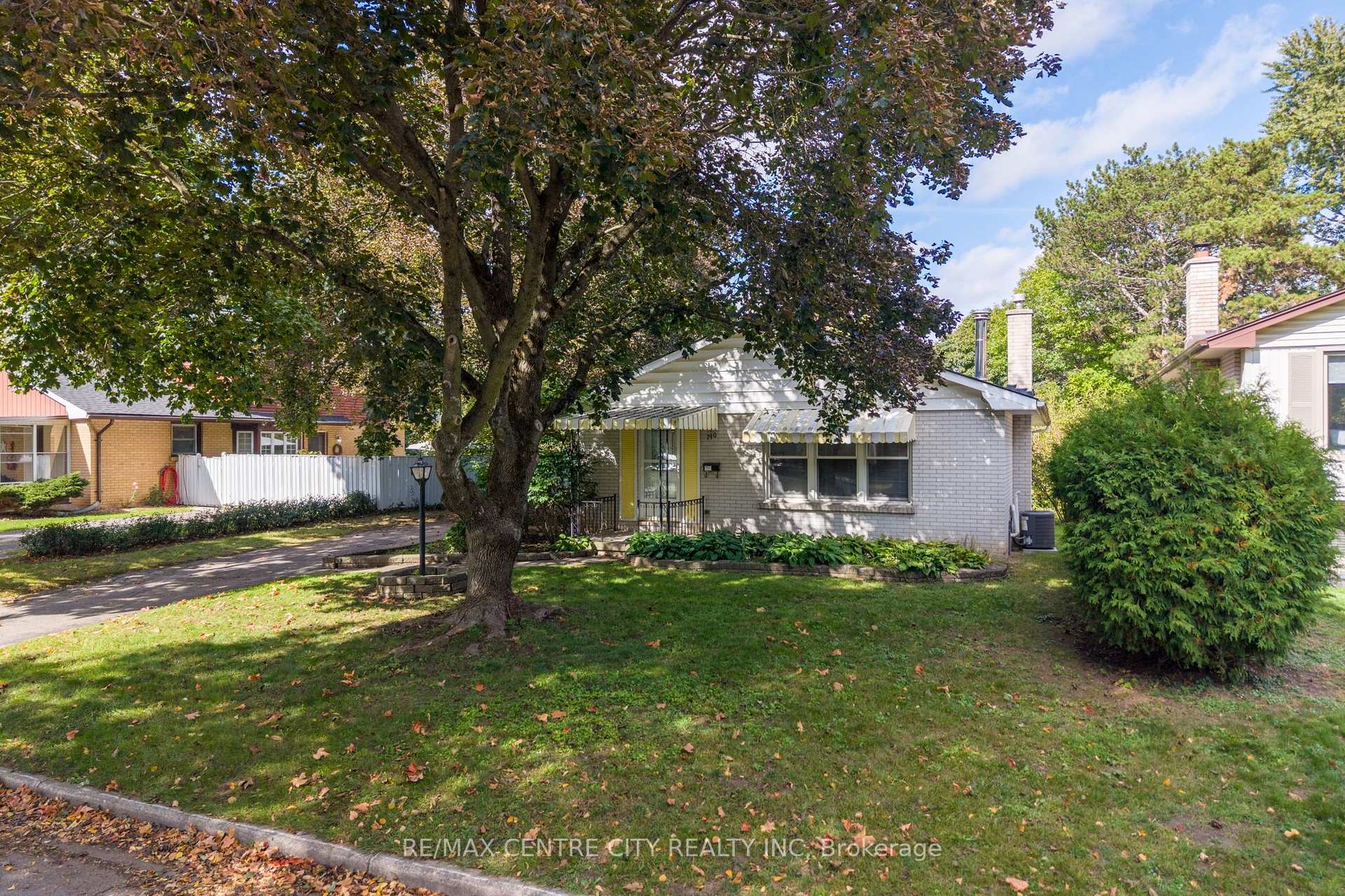 Photo 2 of 740 Dunboyne Crescent, London, North H — HOMEH