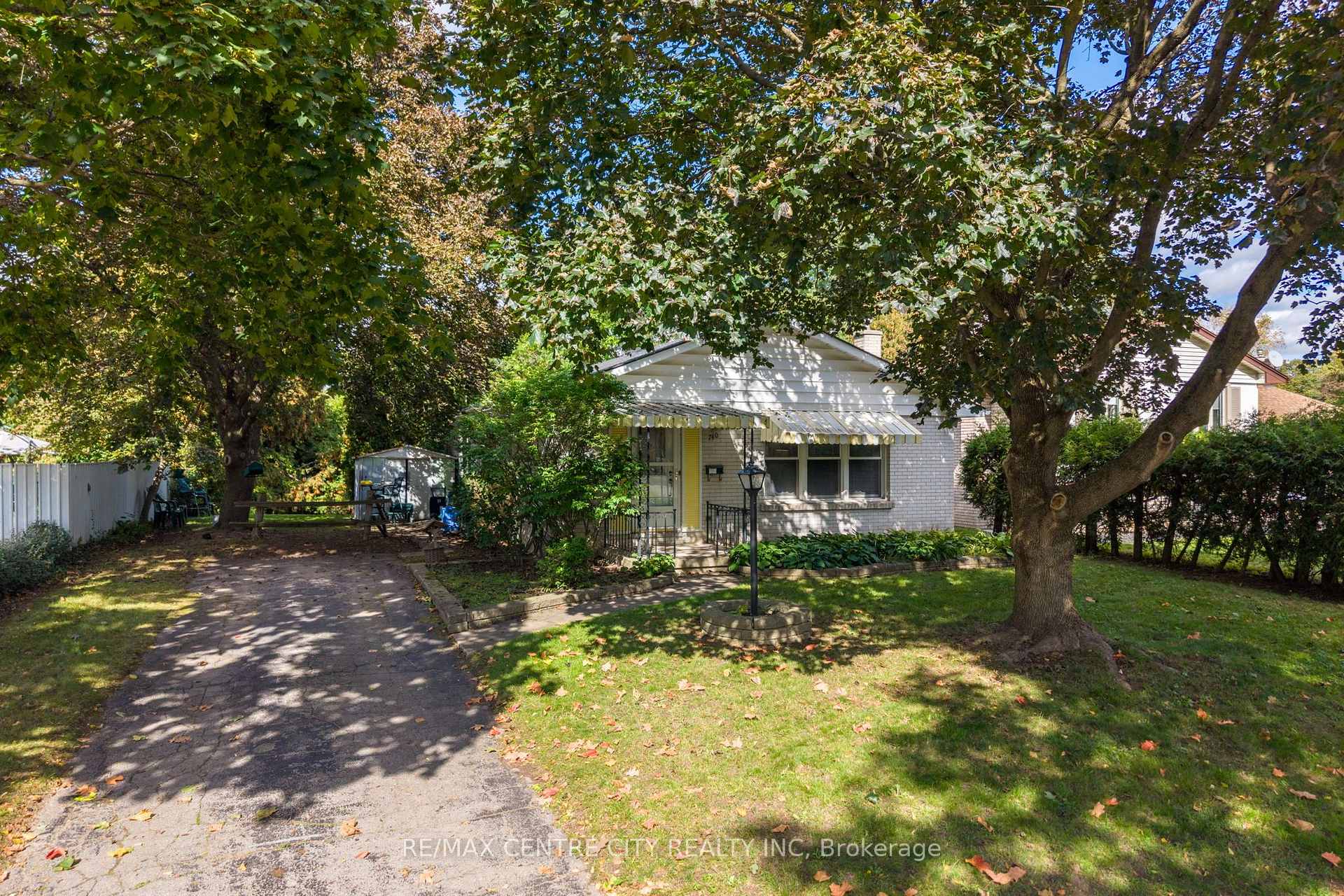 Photo 3 of 740 Dunboyne Crescent, London, North H — HOMEH