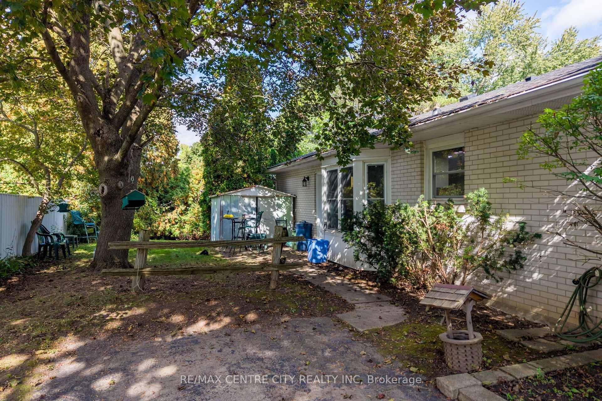 Photo 4 of 740 Dunboyne Crescent, London, North H — HOMEH