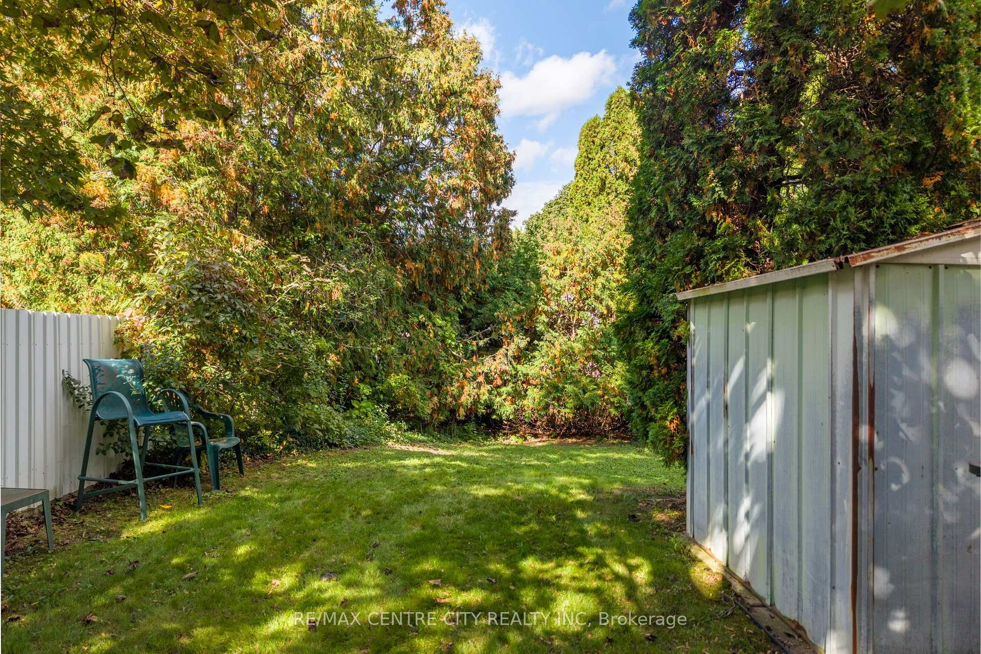 Photo 5 of 740 Dunboyne Crescent, London, North H — HOMEH