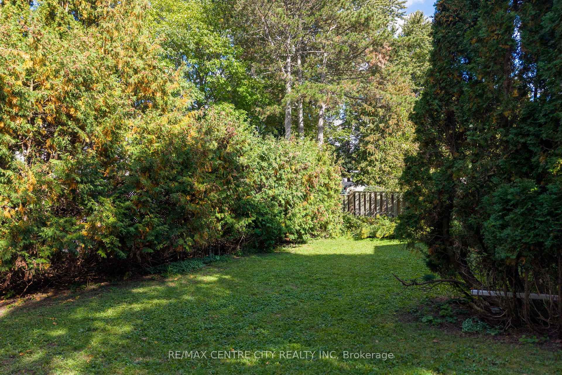 Photo 6 of 740 Dunboyne Crescent, London, North H — HOMEH