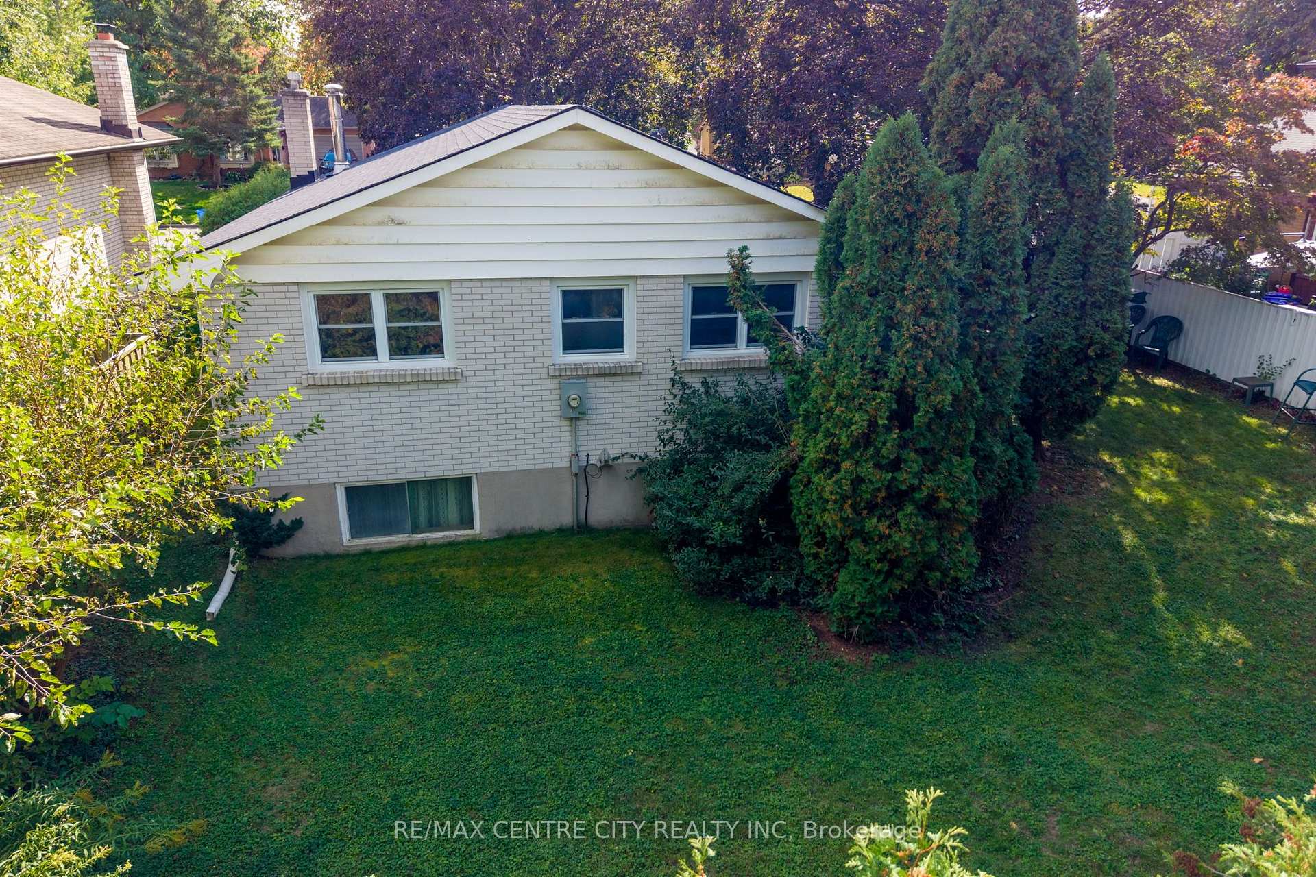Photo 7 of 740 Dunboyne Crescent, London, North H — HOMEH