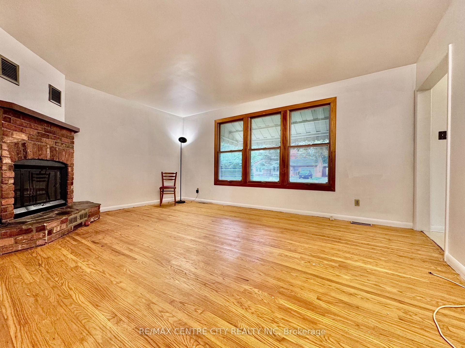 Photo 8 of 740 Dunboyne Crescent, London, North H — HOMEH