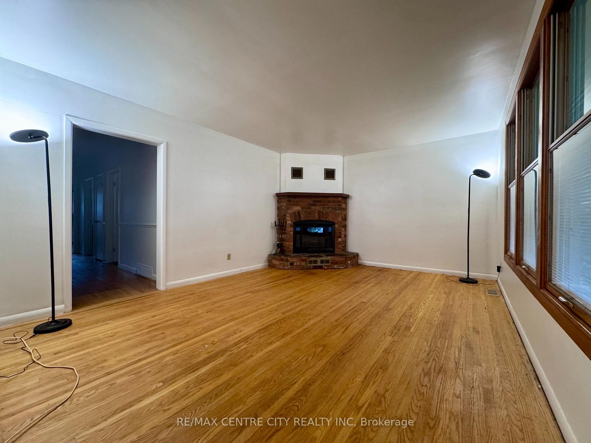 Photo 11 of 740 Dunboyne Crescent, London, North H — HOMEH